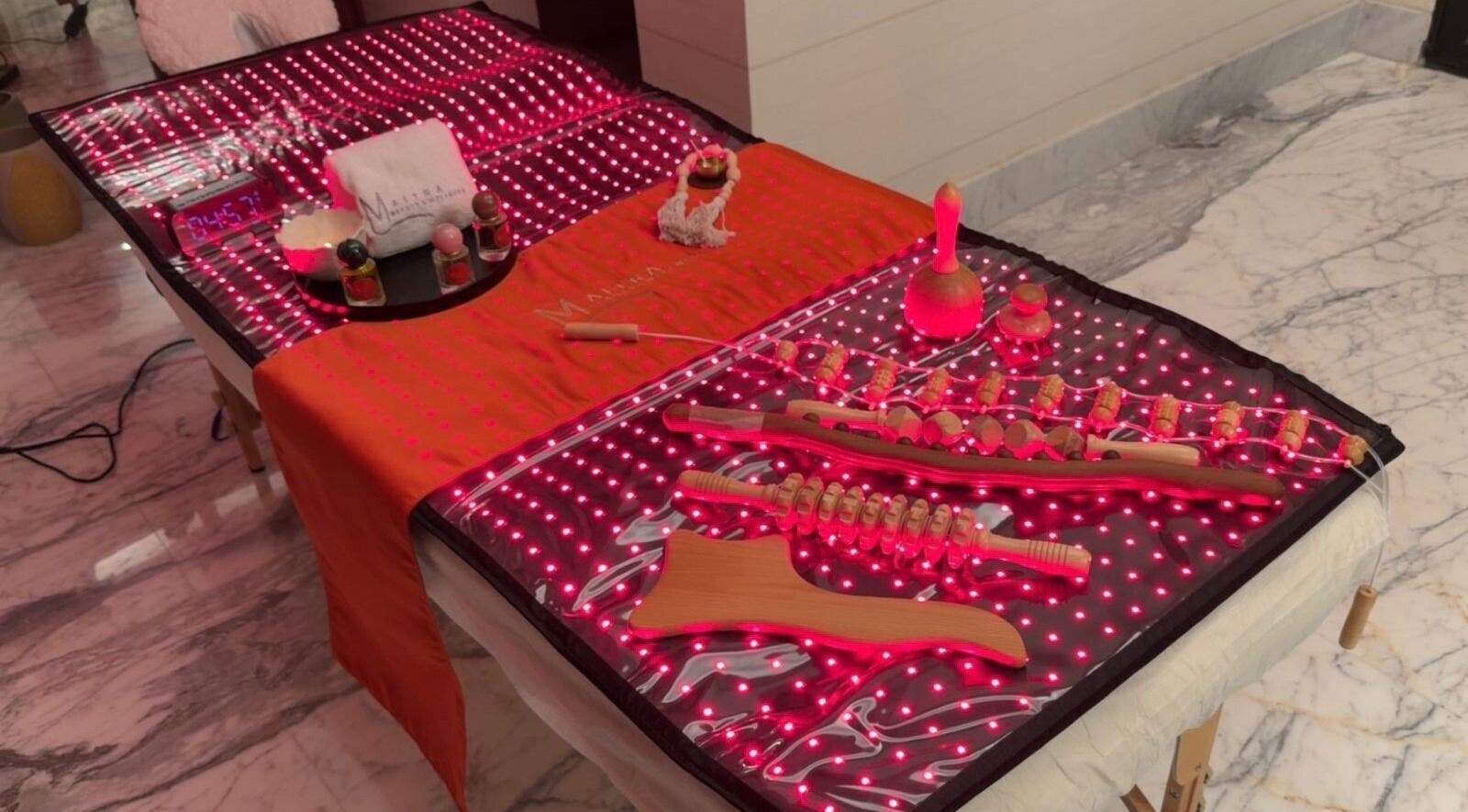 طاولة علاج مضاءة بتقنية LED في منتجع مايترا سبا بالرياض، SA.