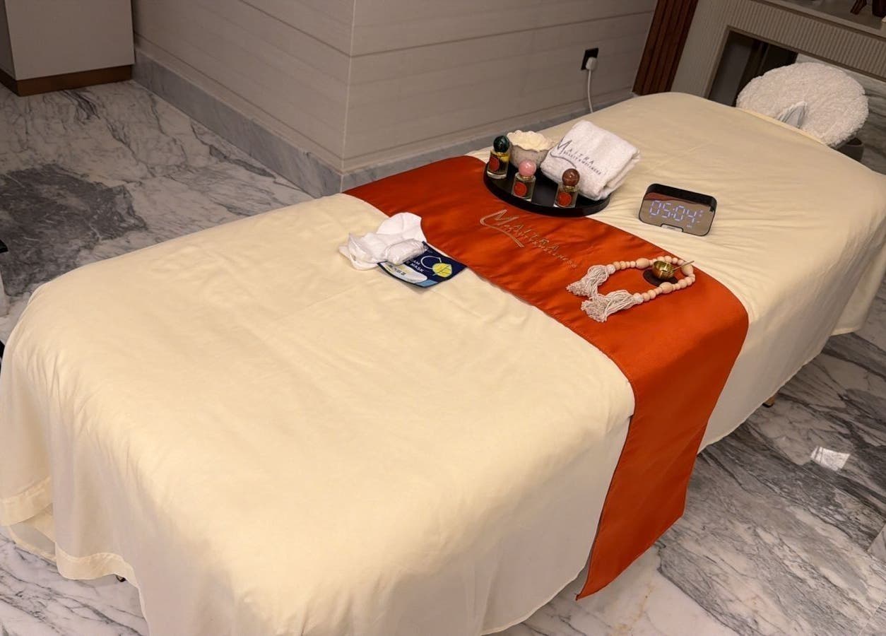 غرفة علاج بمركز Maitra spa في الرياض تبرز سرير ماساج مريح وضوء هادئ.