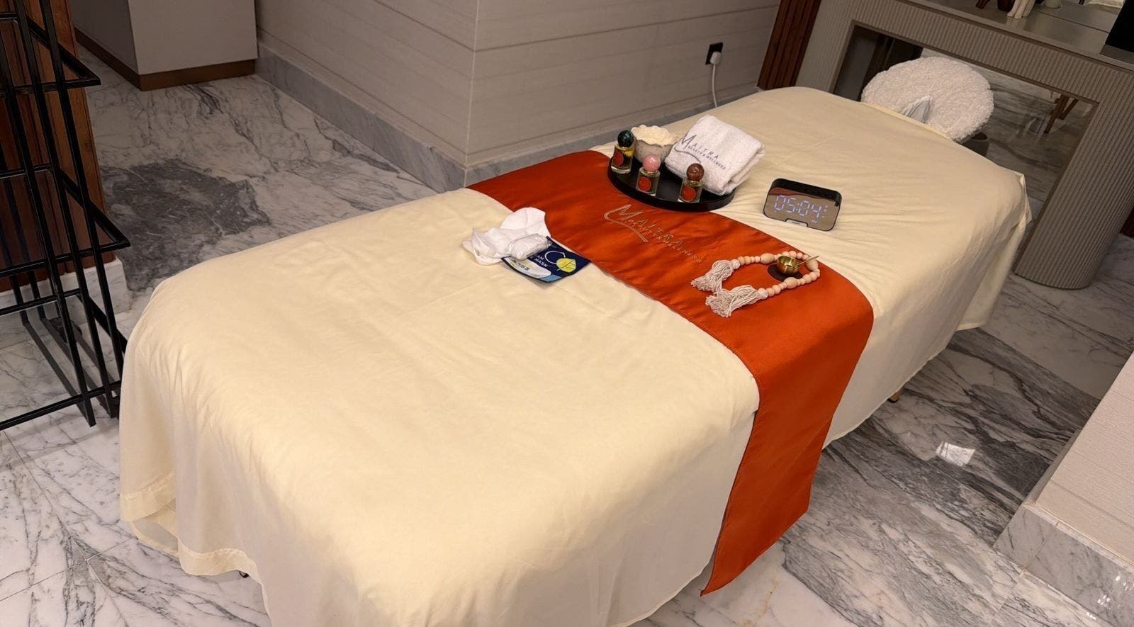 غرفة علاج بمركز Maitra spa في الرياض تبرز سرير ماساج مريح وضوء هادئ.