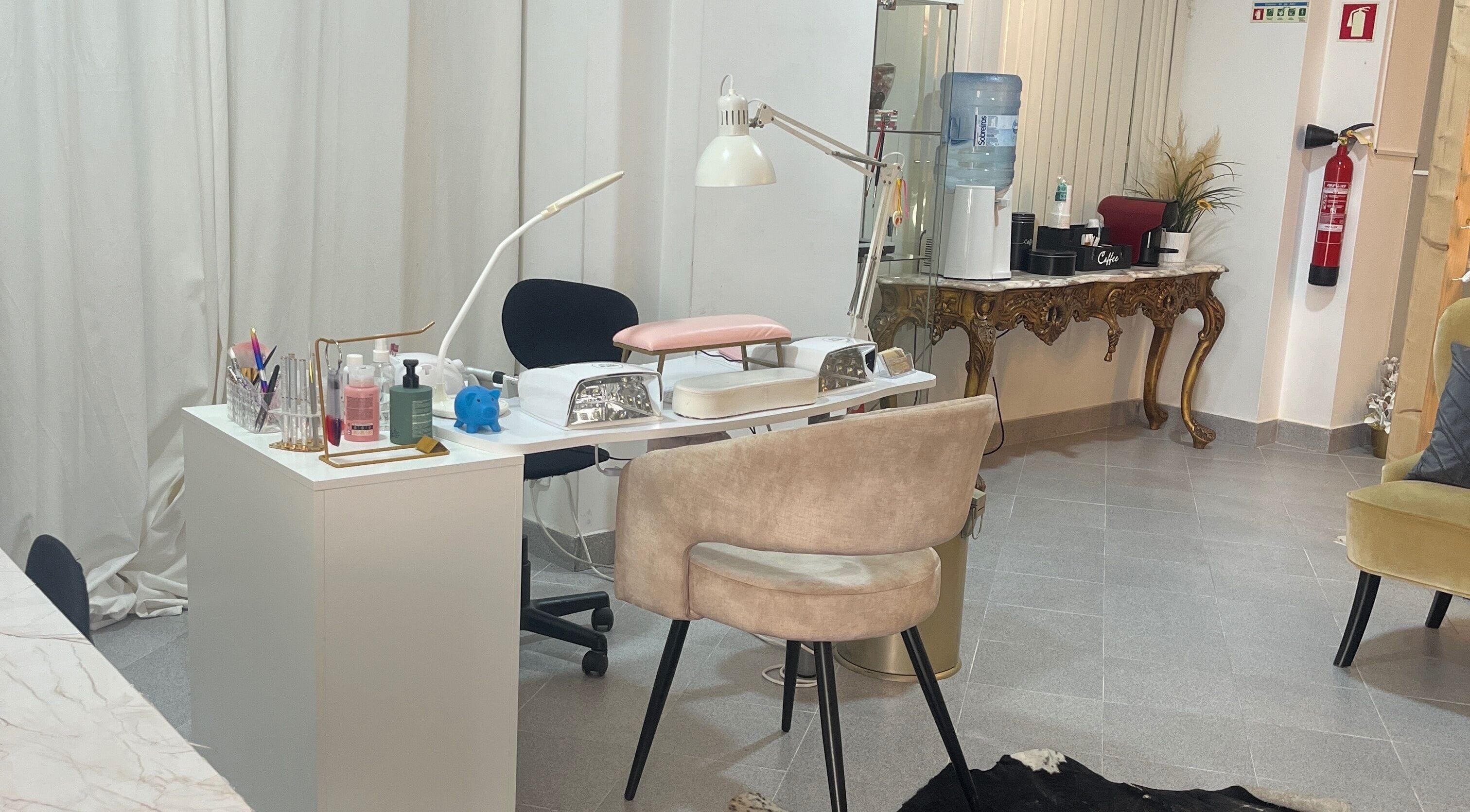 Área de manicure em Cícera Souza, Rio De Mouro, Lisboa, PT, equipada com poltronas confortáveis e equipamentos modernos.
