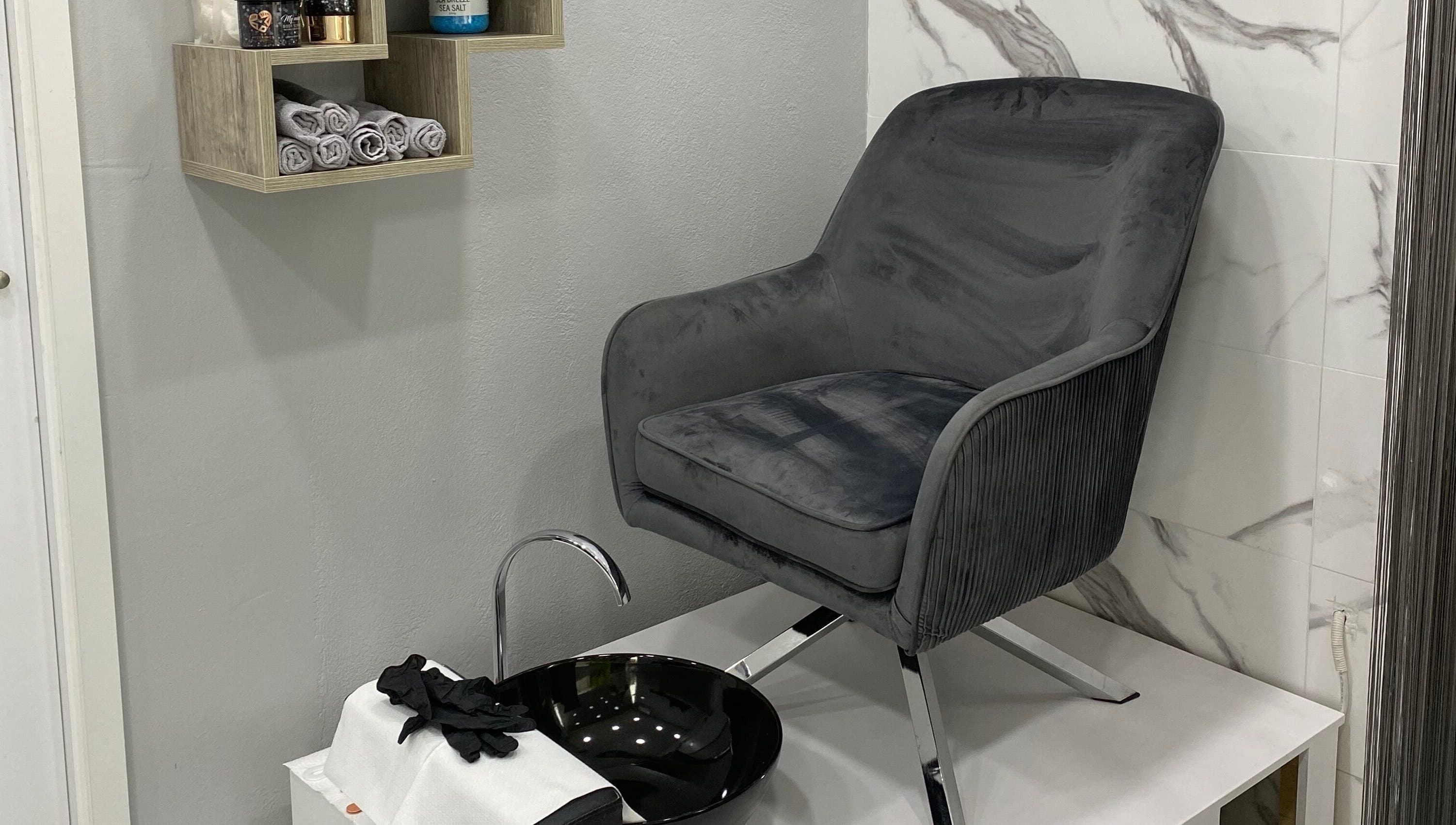 Άνετη καρέκλα πεντικιούρ στο Arsinoi’s Nails, Περιστέρι, GR με μοντέρνο σχεδιασμό.