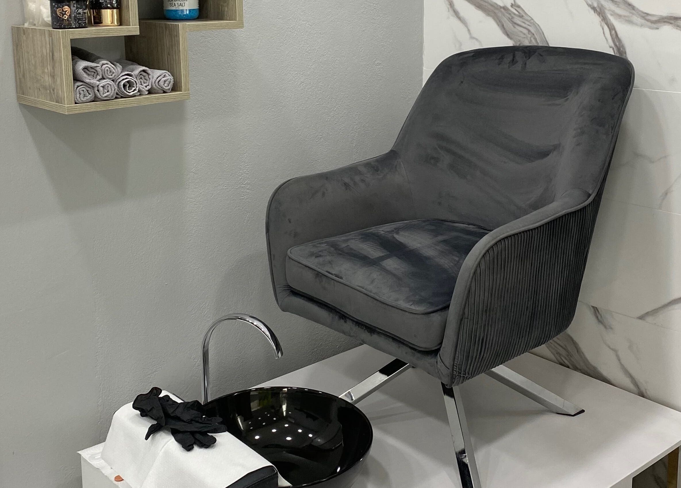 Άνετη καρέκλα πεντικιούρ στο Arsinoi’s Nails, Περιστέρι, GR με μοντέρνο σχεδιασμό.