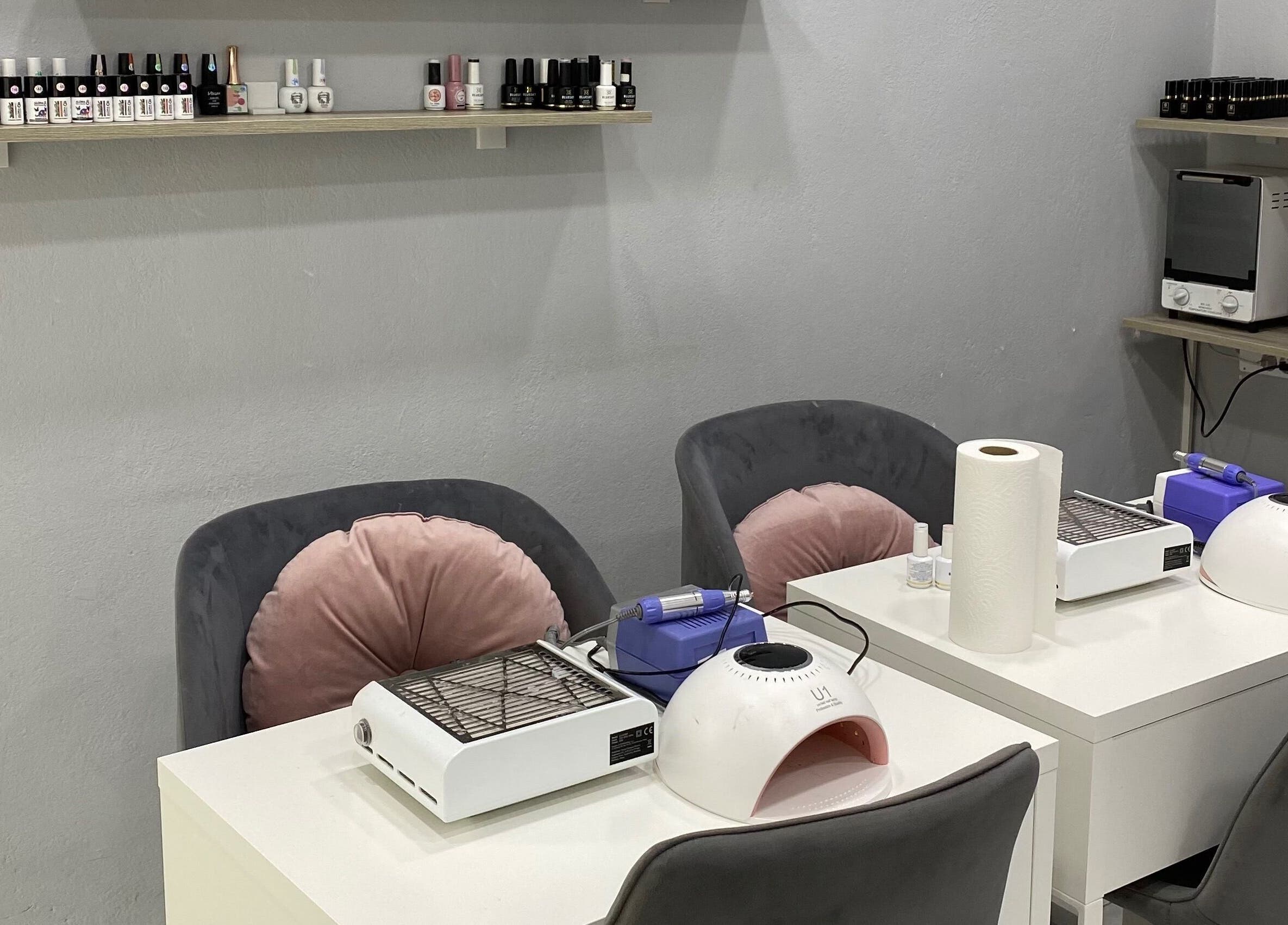 Εσωτερικός χώρος του Arsinoi’s Nails στο Περιστέρι, GR με καλαίσθητη διακόσμηση και εξοπλισμό.