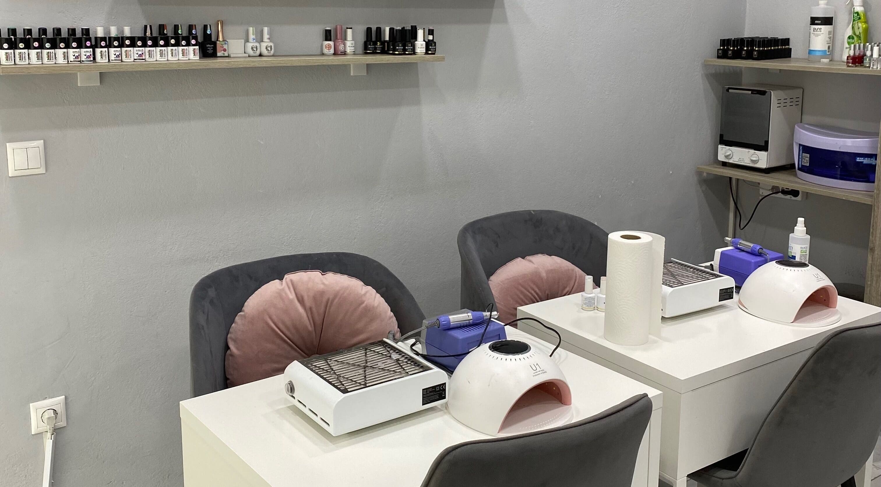 Εσωτερικός χώρος του Arsinoi’s Nails στο Περιστέρι, GR με καλαίσθητη διακόσμηση και εξοπλισμό.