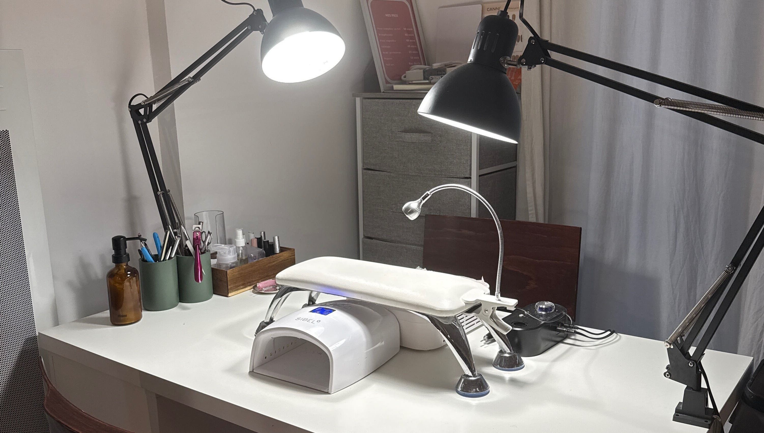 Station de manucure à Bizznails, Ambérieu-en-Bugey, Auvergne-Rhône-Alpes, FR, idéale pour les soins des ongles.