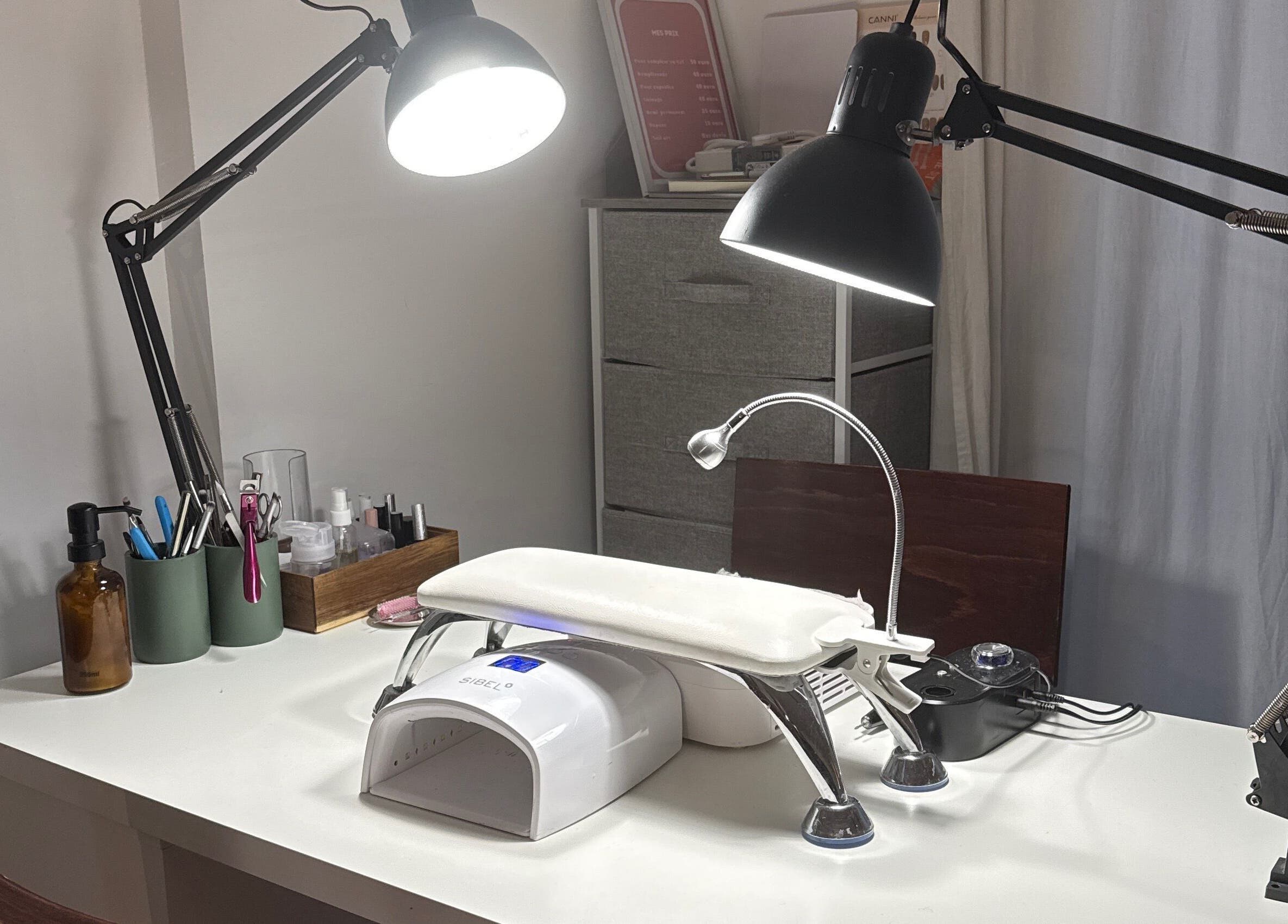 Station de manucure à Bizznails, Ambérieu-en-Bugey, Auvergne-Rhône-Alpes, FR, idéale pour les soins des ongles.