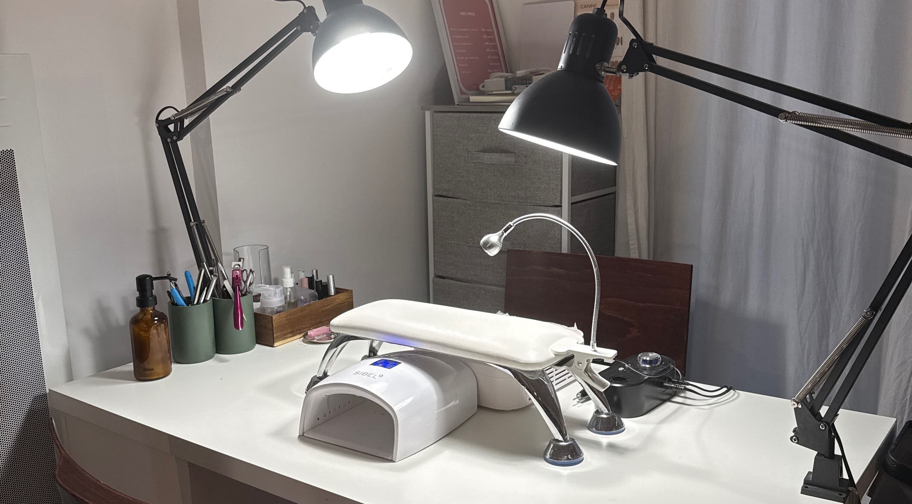 Station de manucure à Bizznails, Ambérieu-en-Bugey, Auvergne-Rhône-Alpes, FR, idéale pour les soins des ongles.