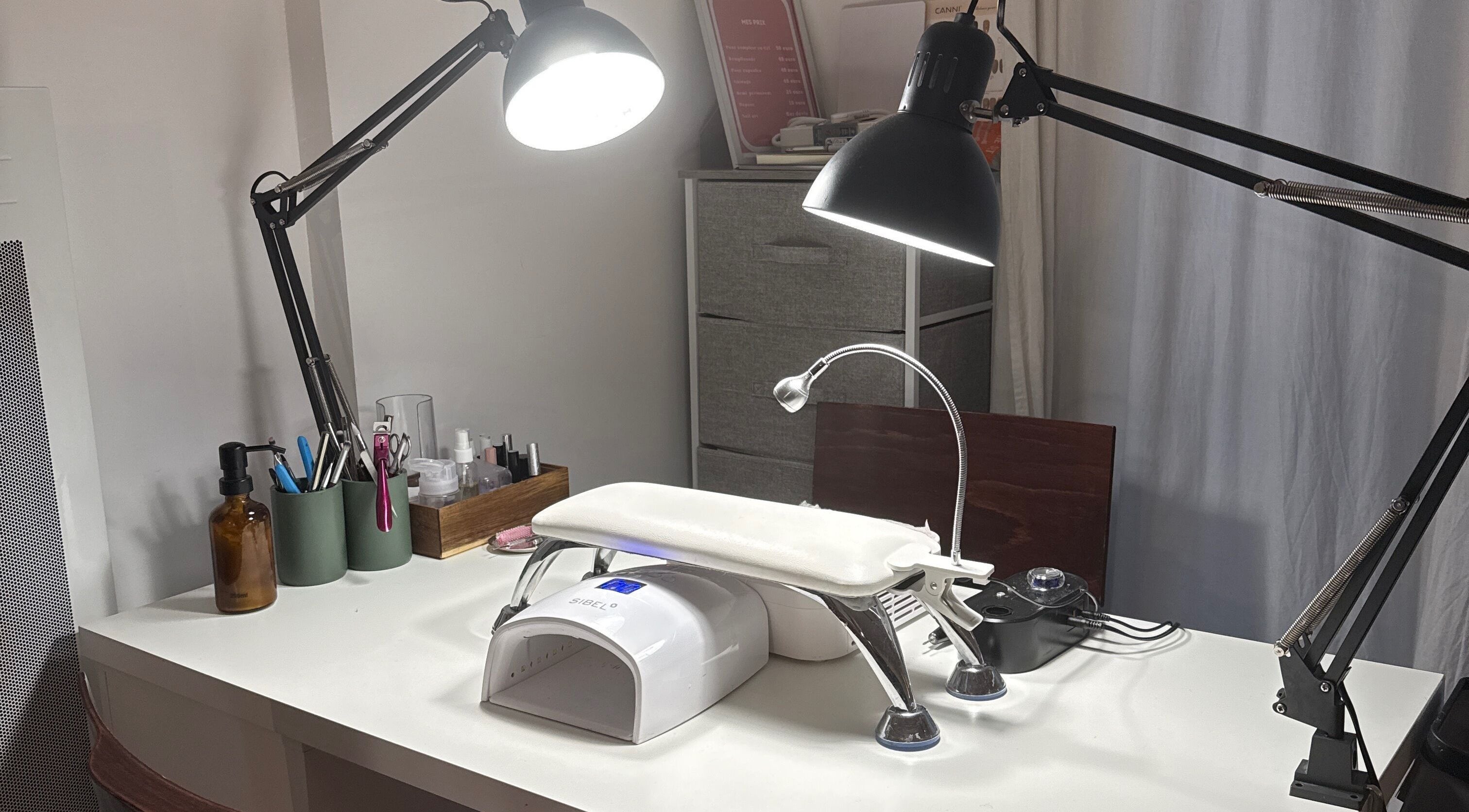 Station de manucure à Bizznails, Ambérieu-en-Bugey, Auvergne-Rhône-Alpes, FR, idéale pour les soins des ongles.