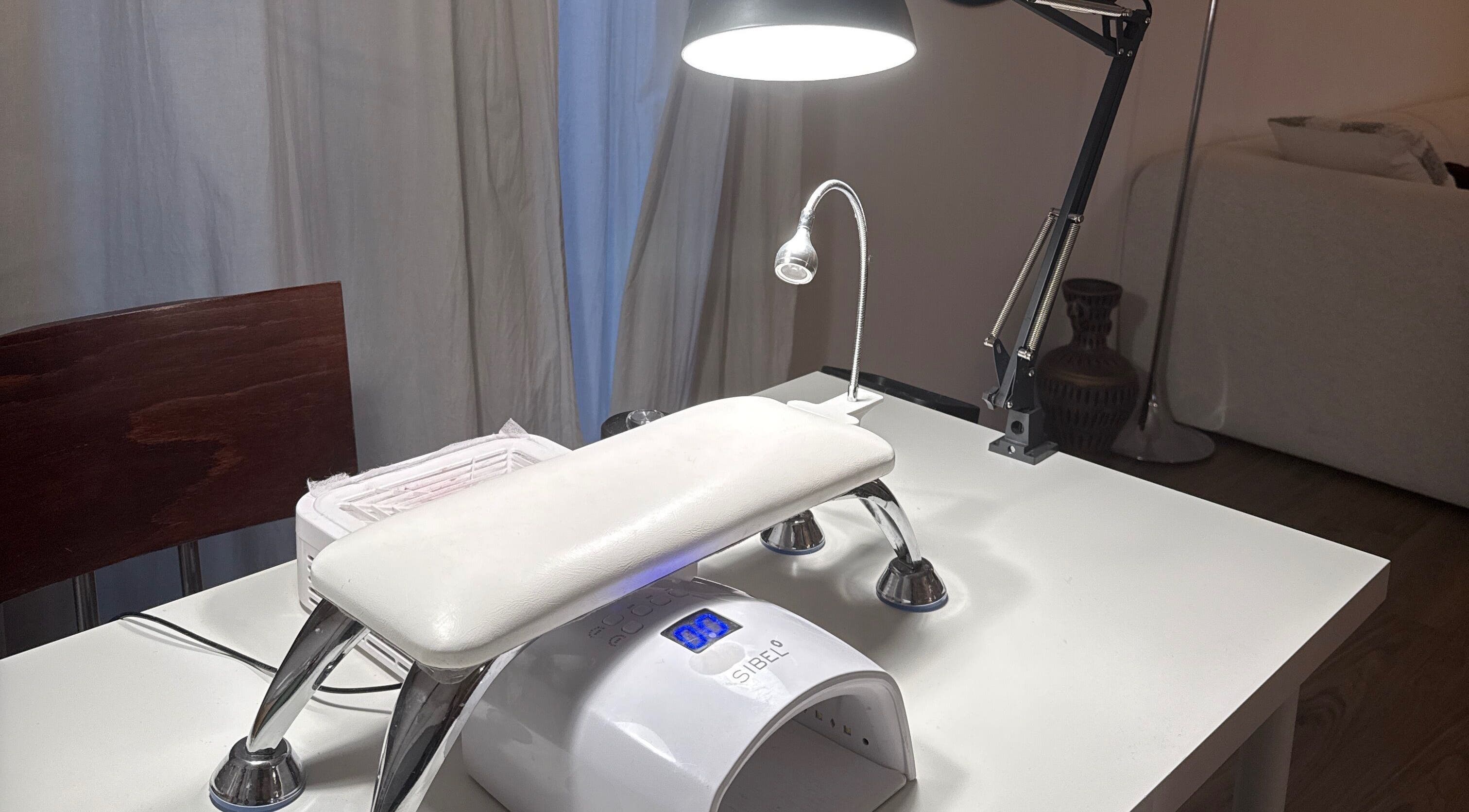 Table de manucure à Bizznails, Ambérieu-en-Bugey, Auvergne-Rhône-Alpes, FR, éclairée par une lampe moderne.