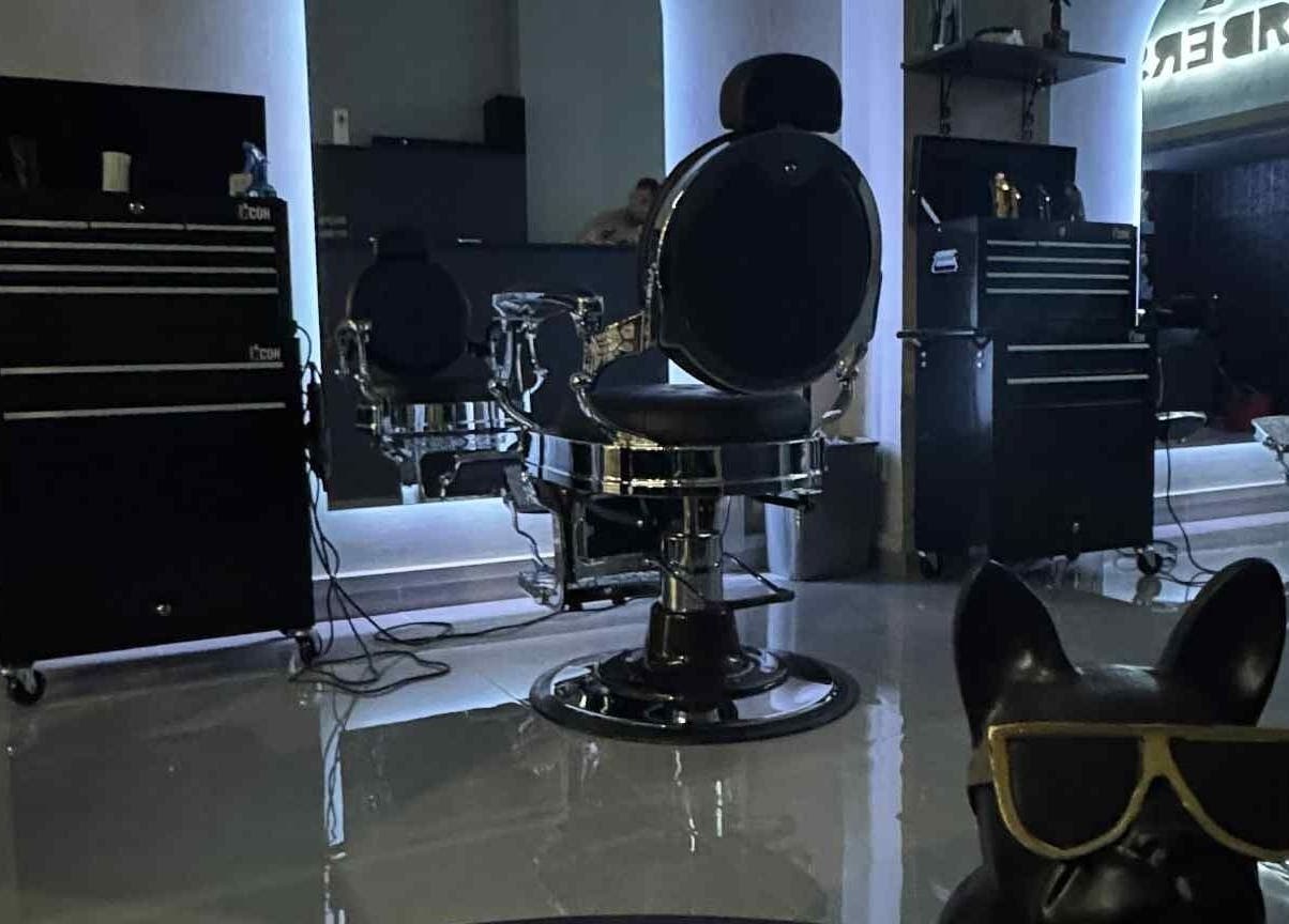 Σαλόνι κομμωτηρίου με αναπαυτική καρέκλα στο X BARBERS, Λάρισα, GR.