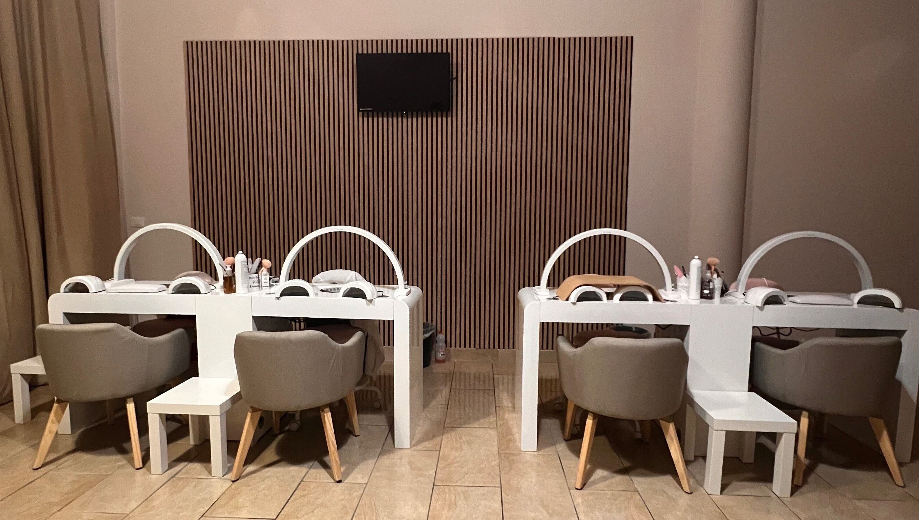 Elegante postazione manicure presso Adry Nails, L'aquila, Abruzzo, IT.
