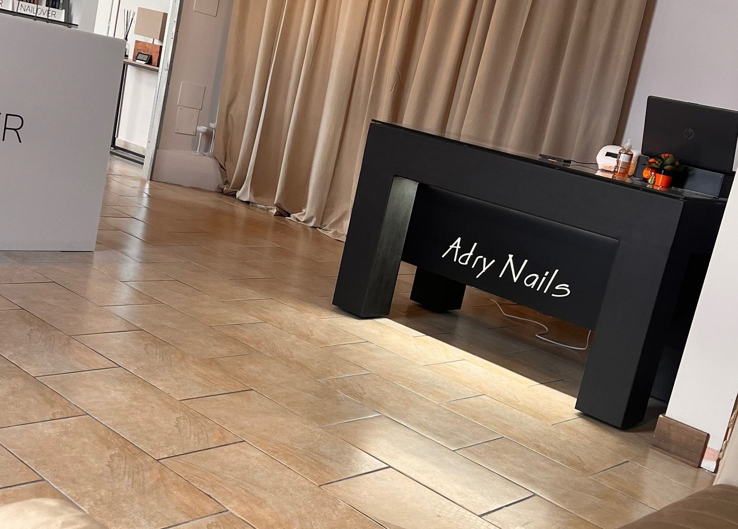 Interno elegante di Adry Nails a L'aquila, Abruzzo, IT con design minimalista e accenti moderni.