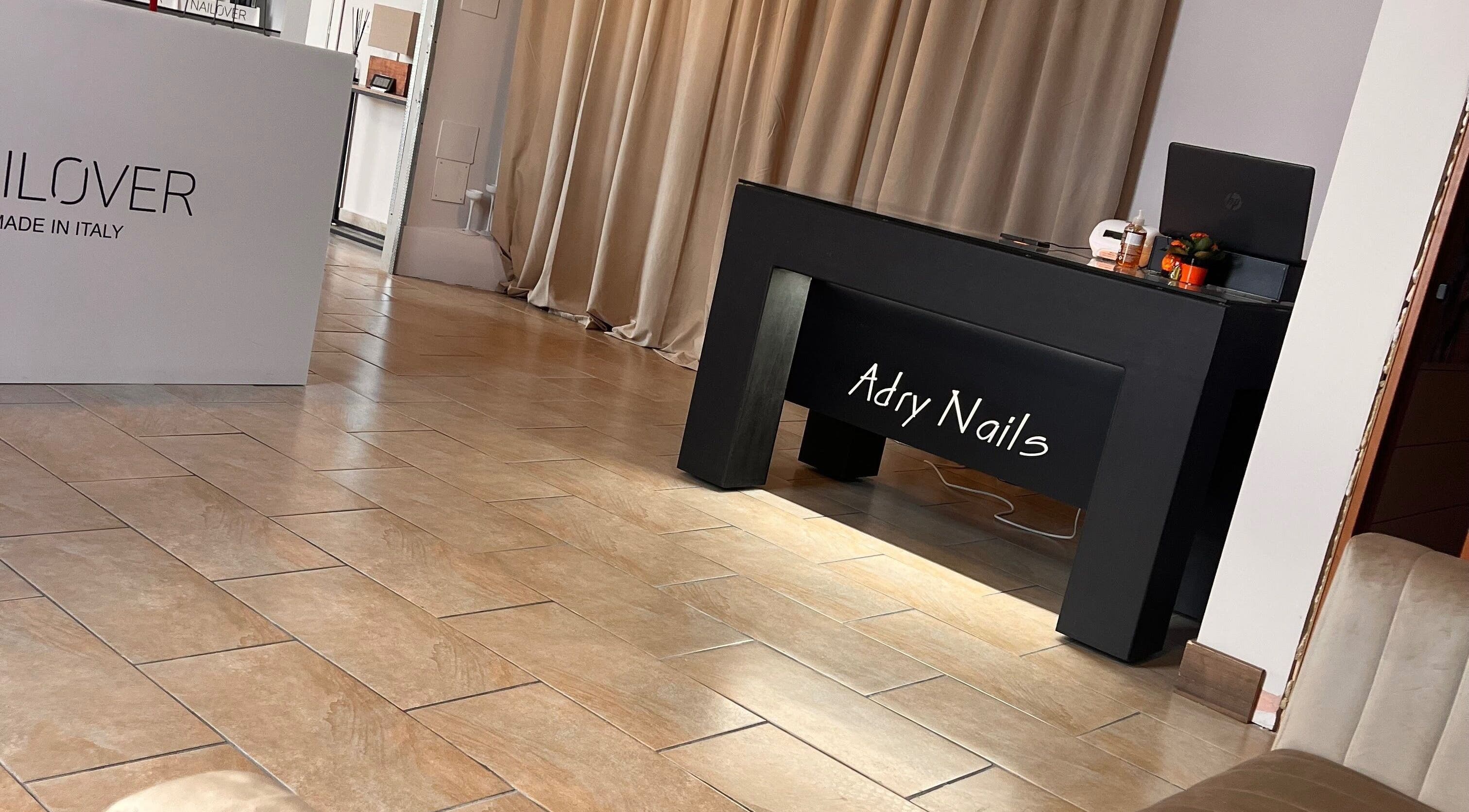 Interno elegante di Adry Nails a L'aquila, Abruzzo, IT con design minimalista e accenti moderni.