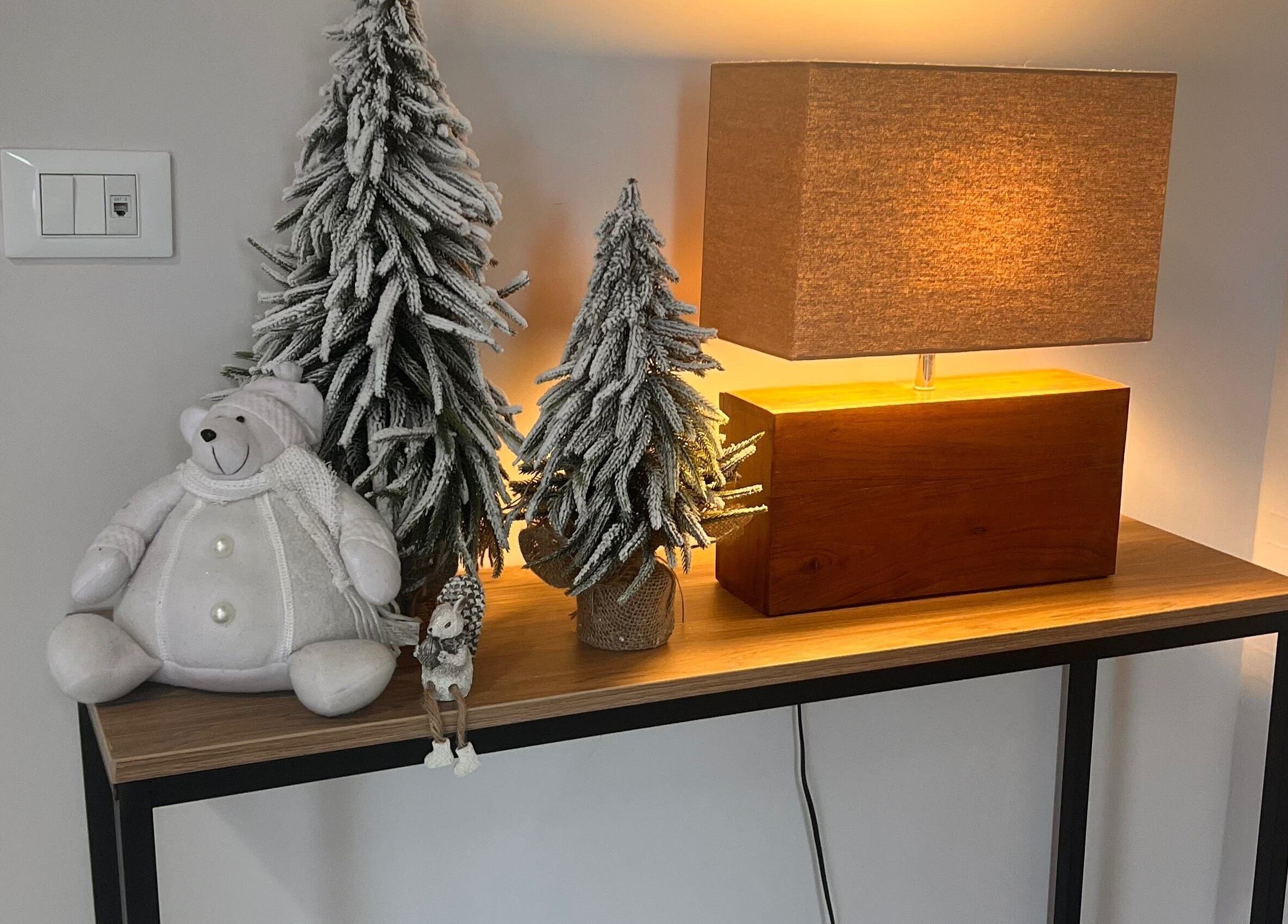 Decorazione natalizia con lampada e orso ad Adry Nails a L'aquila, Abruzzo, IT.