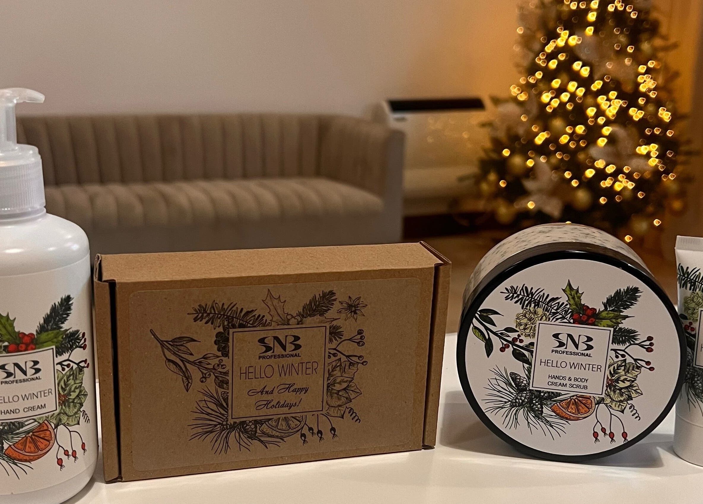 Prodotti di bellezza natalizi Adry Nails, L'aquila, Abruzzo, IT, esposti con un albero illuminato sullo sfondo.