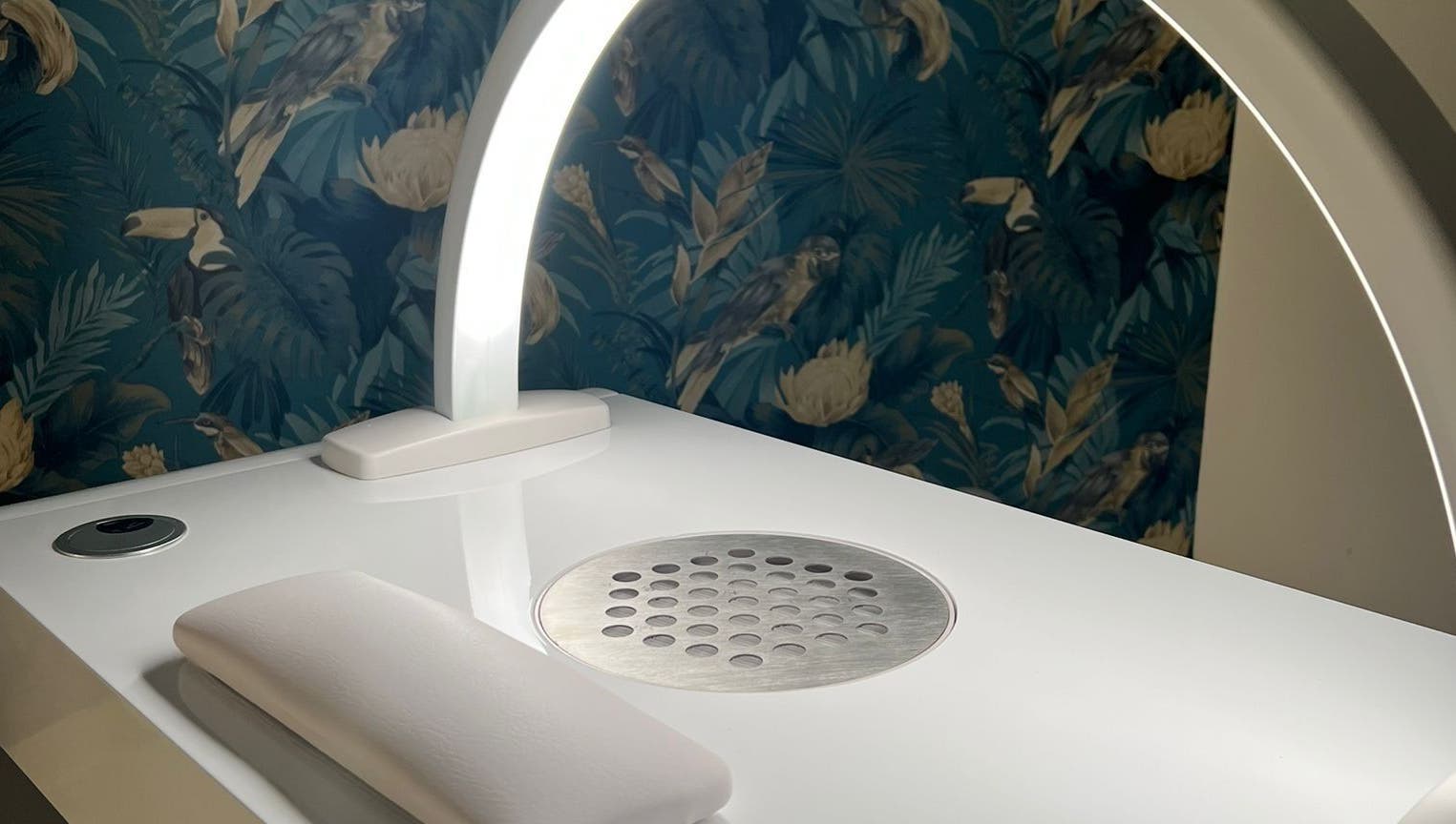 Tavolo manicure elegante presso Adry Nails Centro, L'aquila, Abruzzo, IT. Sfondo tropicale unico.