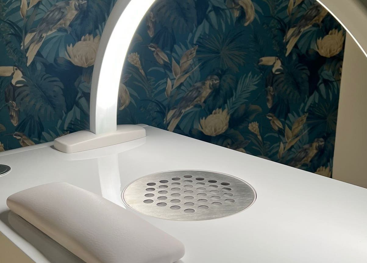 Tavolo manicure elegante presso Adry Nails Centro, L'aquila, Abruzzo, IT. Sfondo tropicale unico.