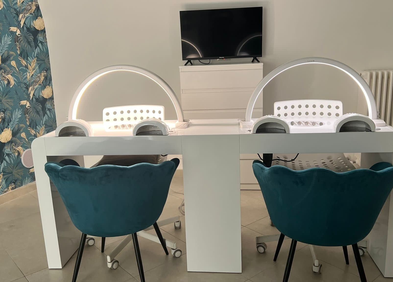 Stazione manicure elegante presso Adry Nails Centro, L'aquila, Abruzzo, IT.