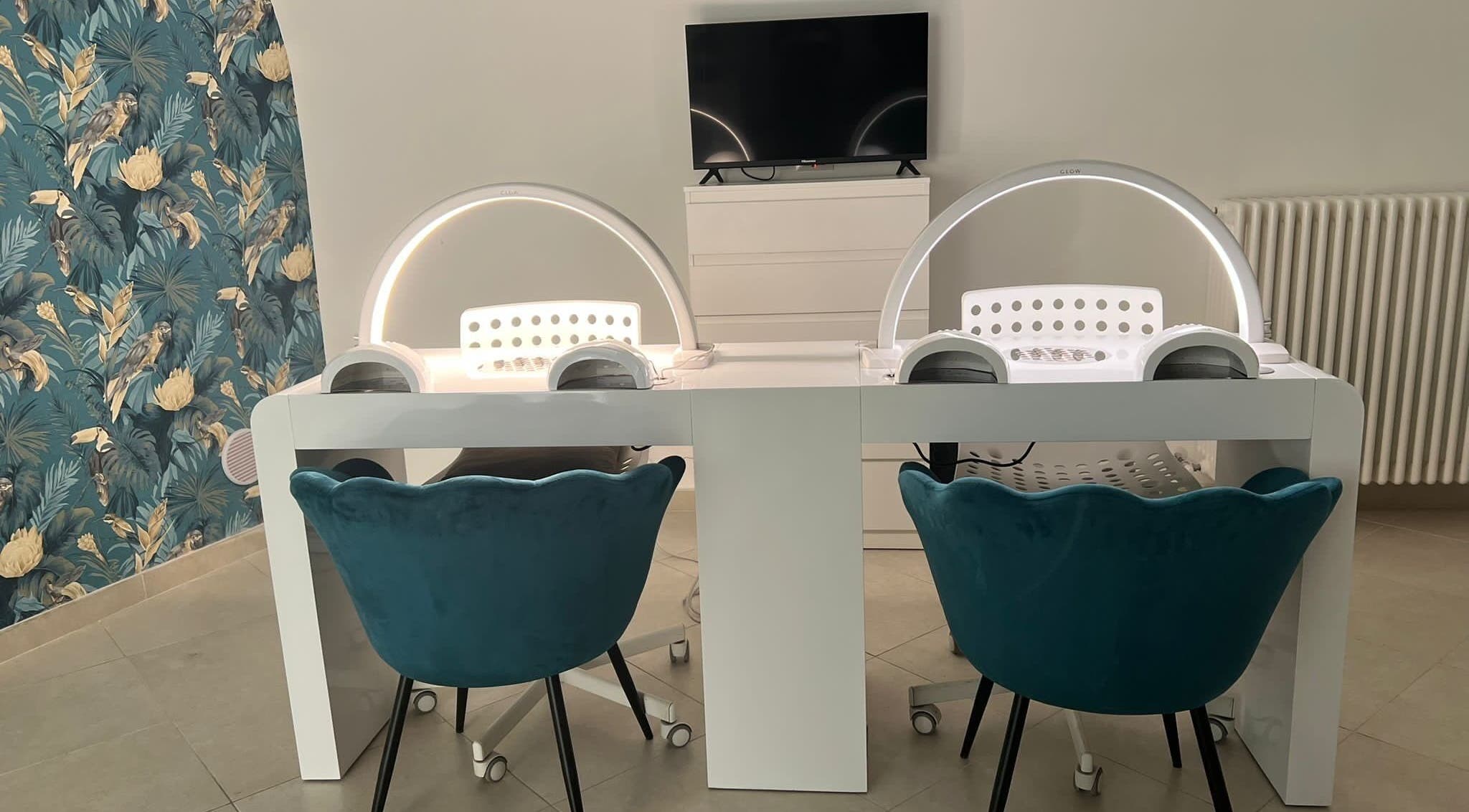 Stazione manicure elegante presso Adry Nails Centro, L'aquila, Abruzzo, IT.