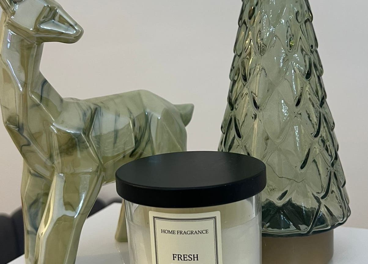 Elegante decorazione con cervo e albero in vetro presso Adry Nails Centro, L'aquila, Abruzzo, IT.