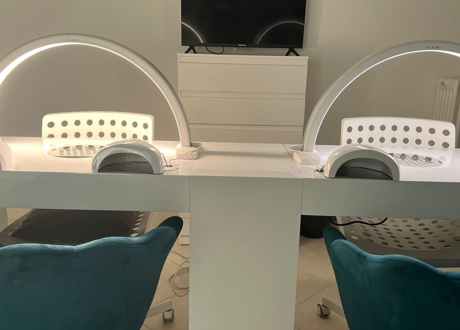 Design moderno del tavolo manicure presso Adry Nails Centro, L'aquila, Abruzzo, IT.