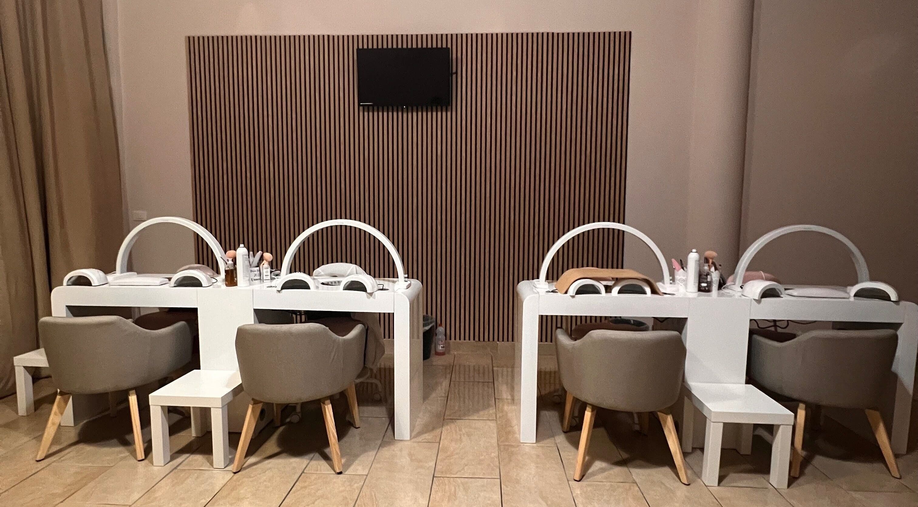 Interno elegante di Adry Nails in Abruzzo, Abruzzo, IT, mostrando stazioni di manicure ben arredate.