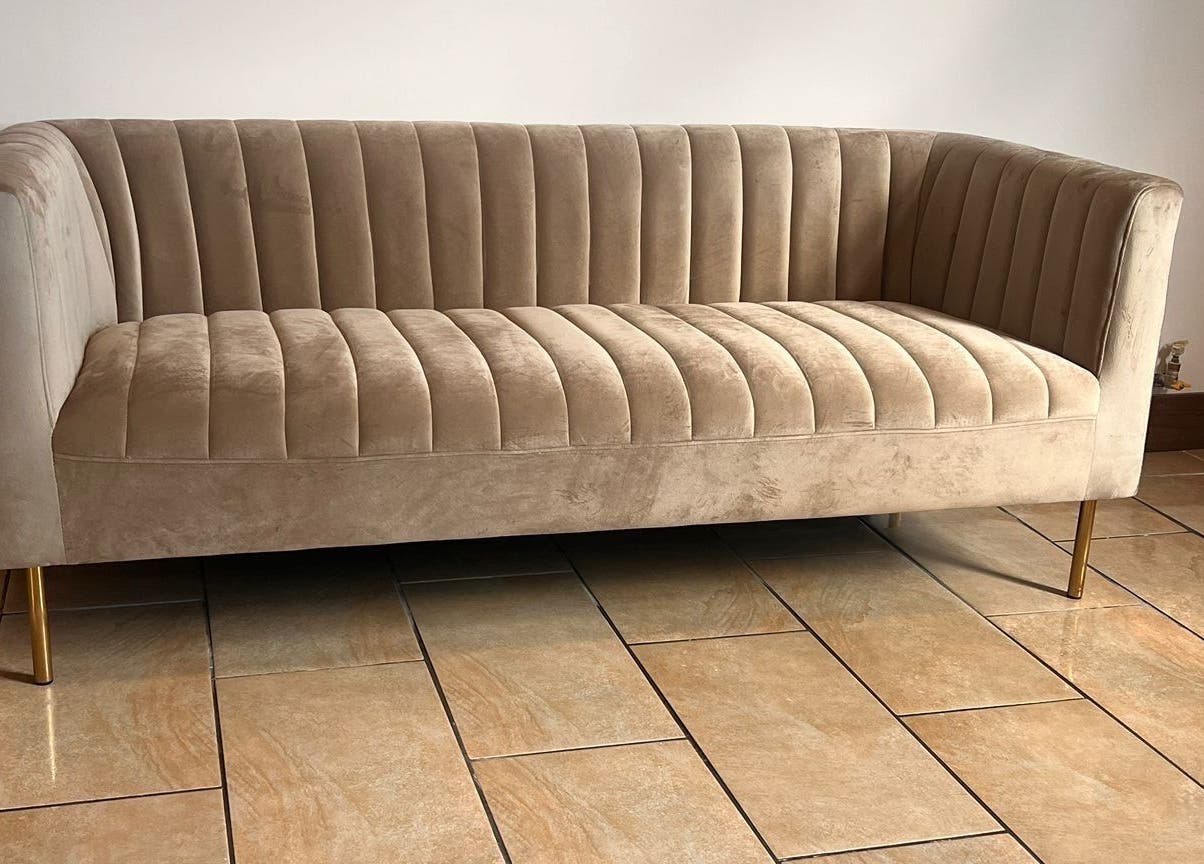 Sofisticato divano beige ad Adry Nails, Abruzzo, Abruzzo, IT, che arricchisce l'atmosfera elegante del salone.