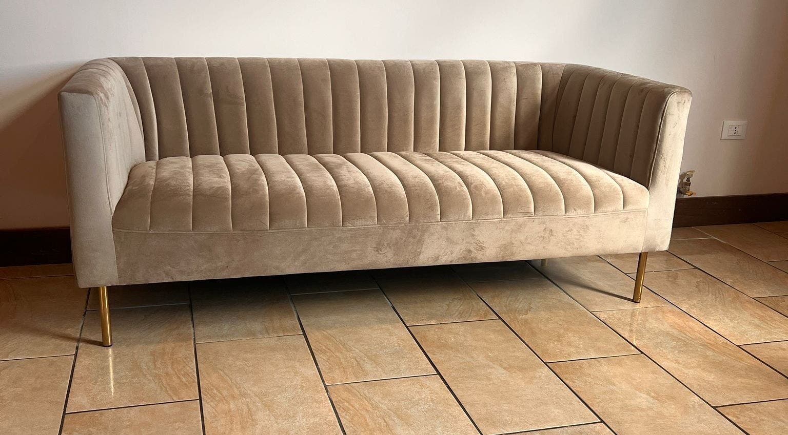 Sofisticato divano beige ad Adry Nails, Abruzzo, Abruzzo, IT, che arricchisce l'atmosfera elegante del salone.