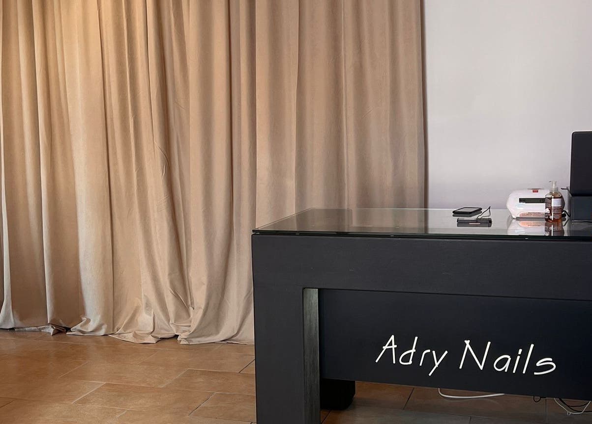 Interno elegante del salone Adry Nails a Abruzzo, Abruzzo, IT con scrivania moderna.