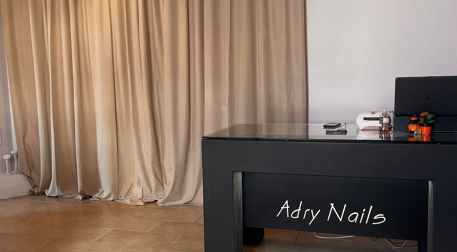 Interno elegante del salone Adry Nails a Abruzzo, Abruzzo, IT con scrivania moderna.
