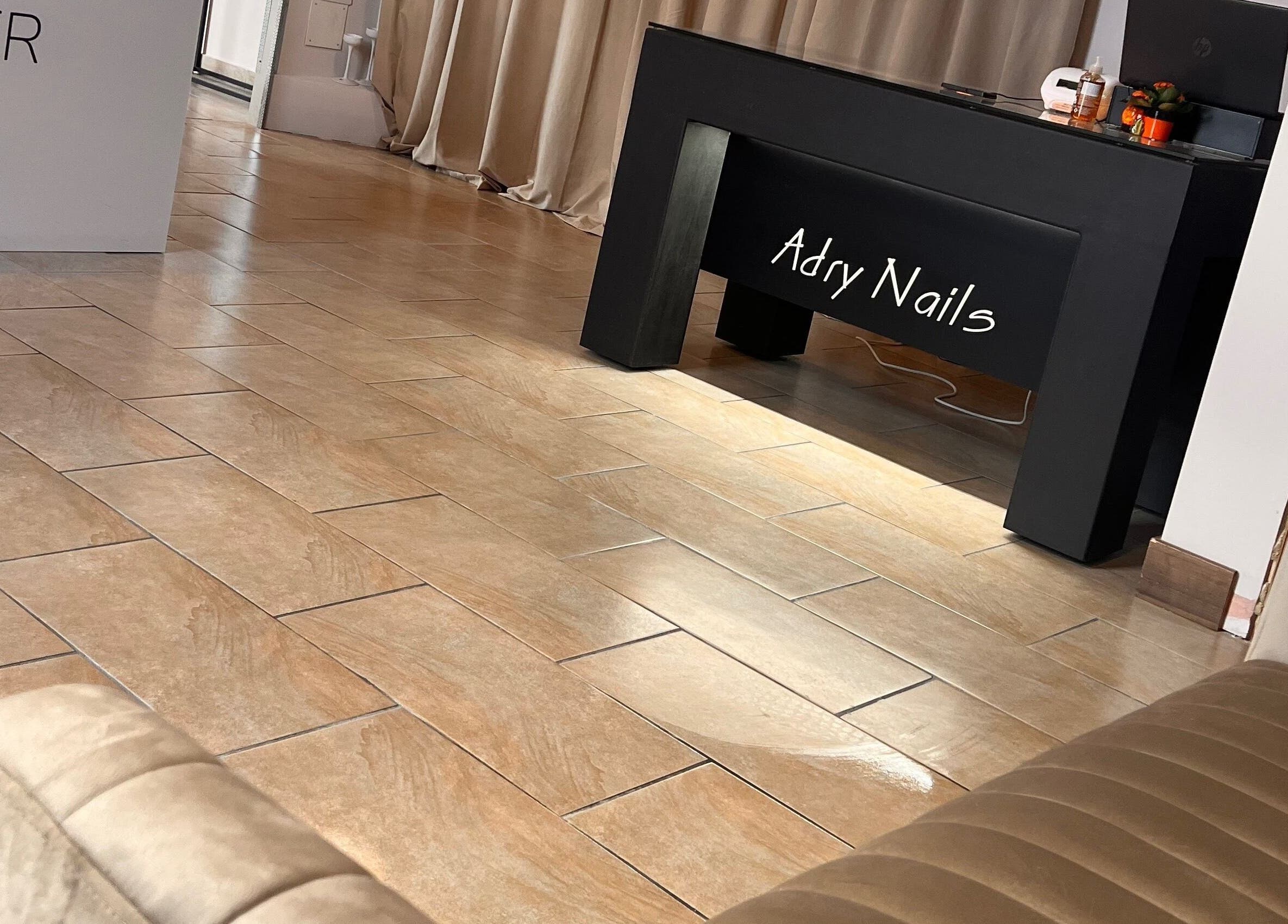 Reception elegante presso Adry Nails a Abruzzo, Abruzzo, IT, con arredamento moderno e pavimento lucido.