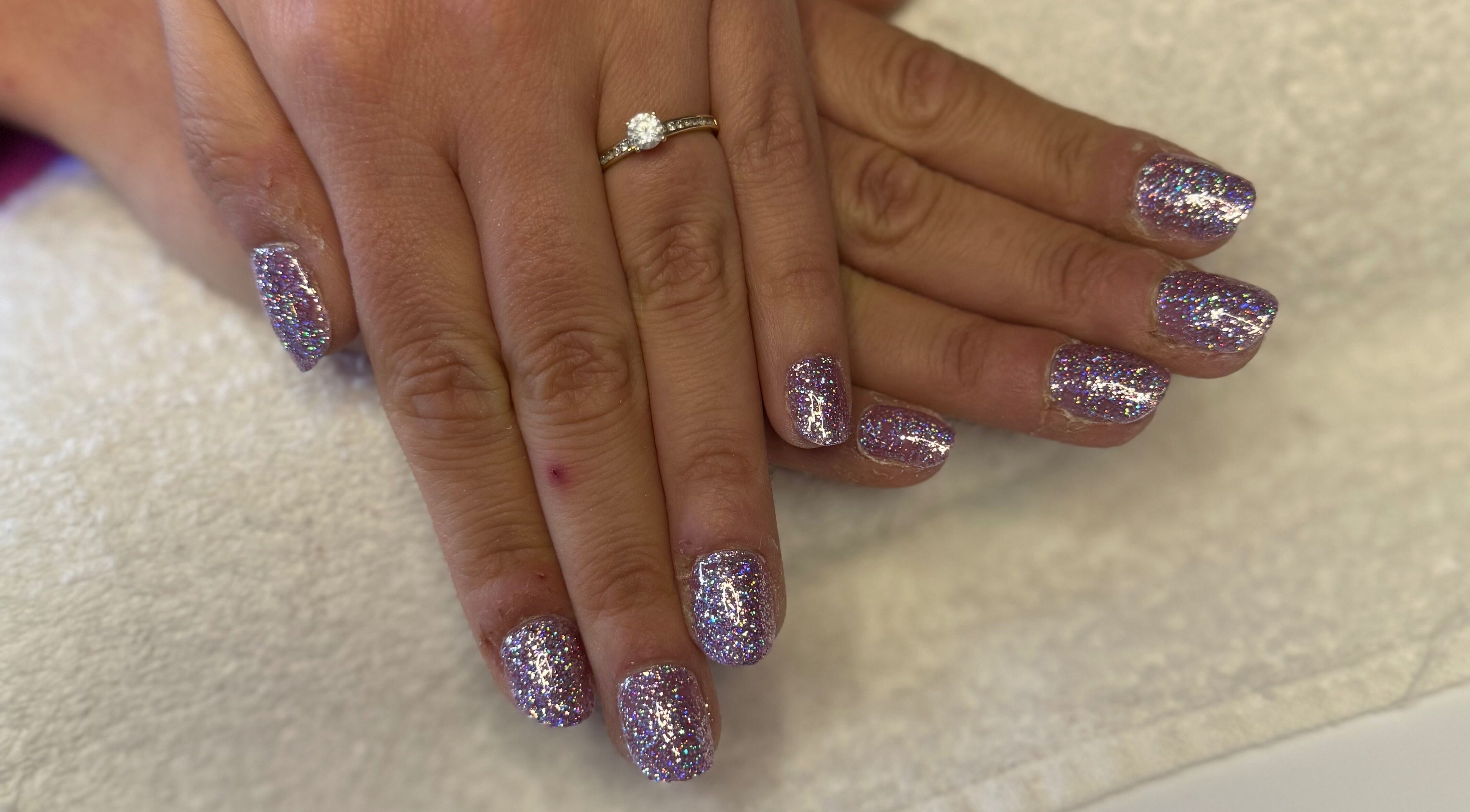Nail art scintillant à Fanucci Esthetic, Bassan, Occitanie, FR. Manucure moderne et élégante.