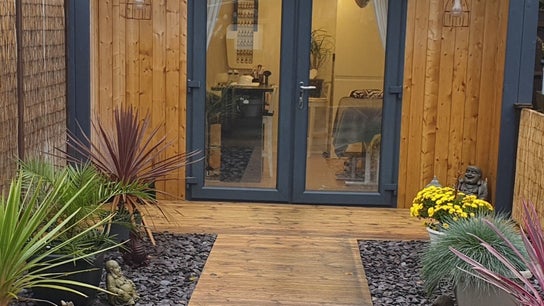 Contrast Lashes and Nails