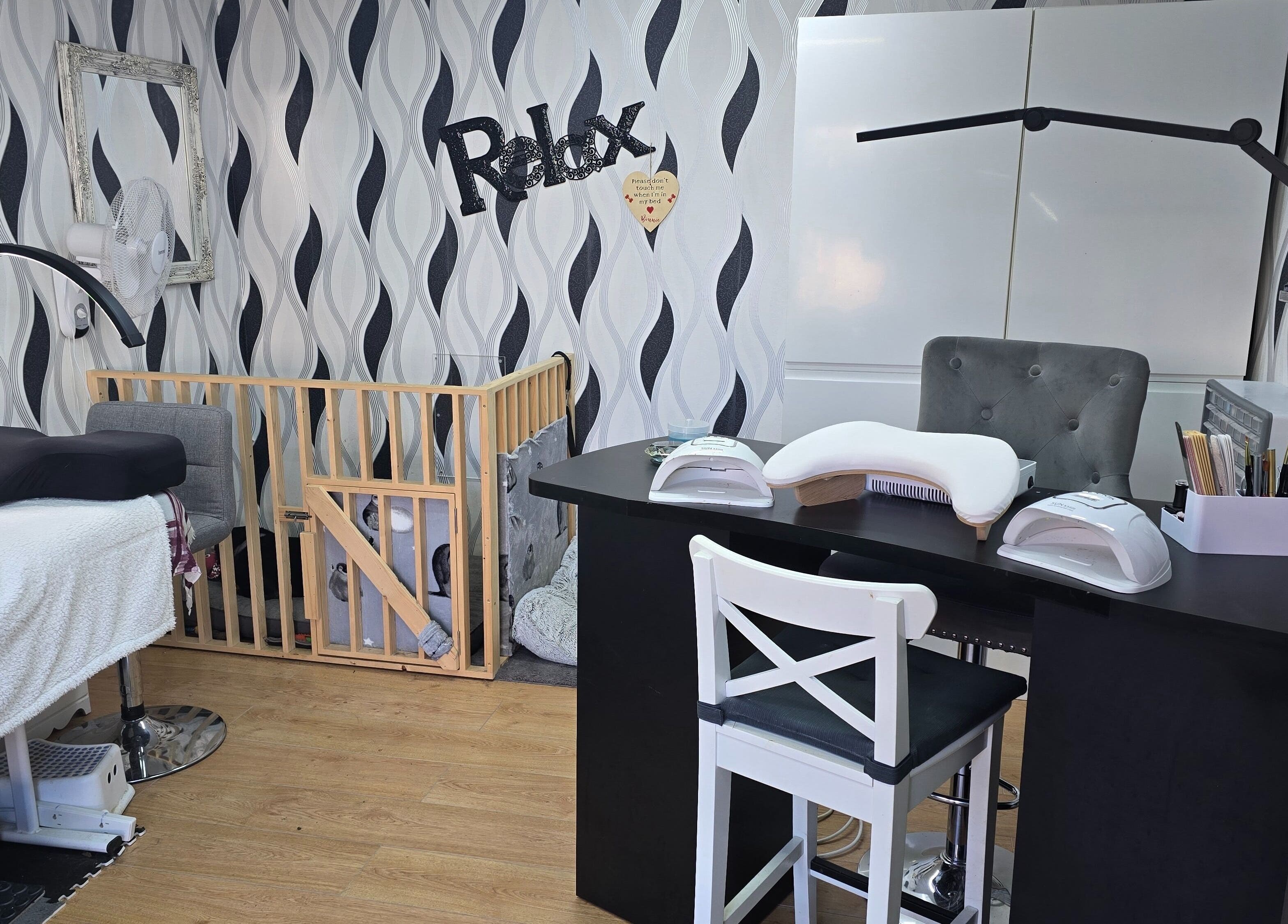 Contrast Lashes and Nails salon in Countesthorpe, England, GB. Cozy space with modern decor and manicure table.