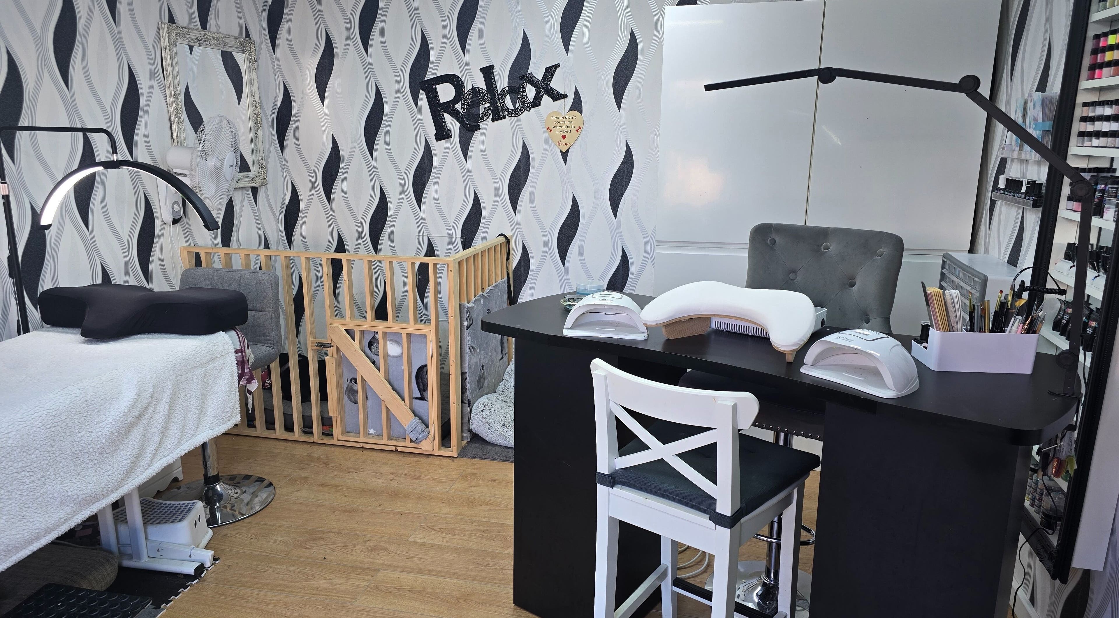 Contrast Lashes and Nails salon in Countesthorpe, England, GB. Cozy space with modern decor and manicure table.