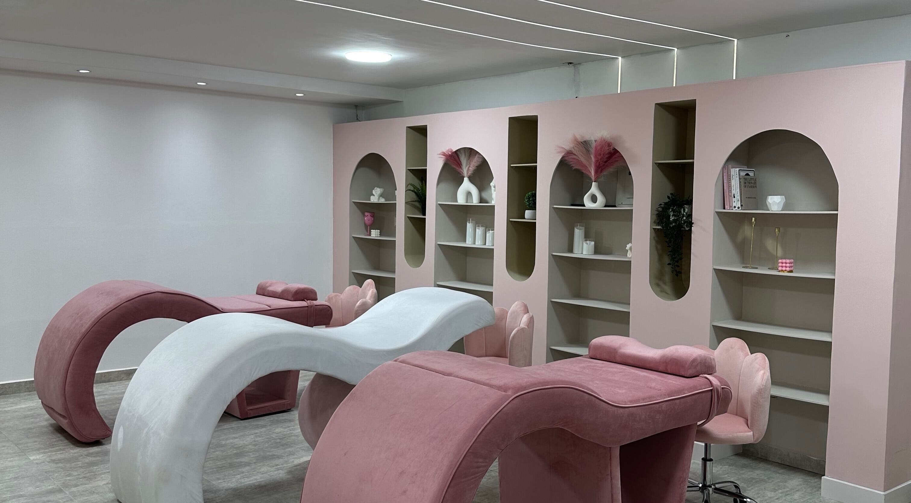 Stylish pink and white treatment area at LashBrow • Beauty Studio, Maracay, Aragua, VE.
