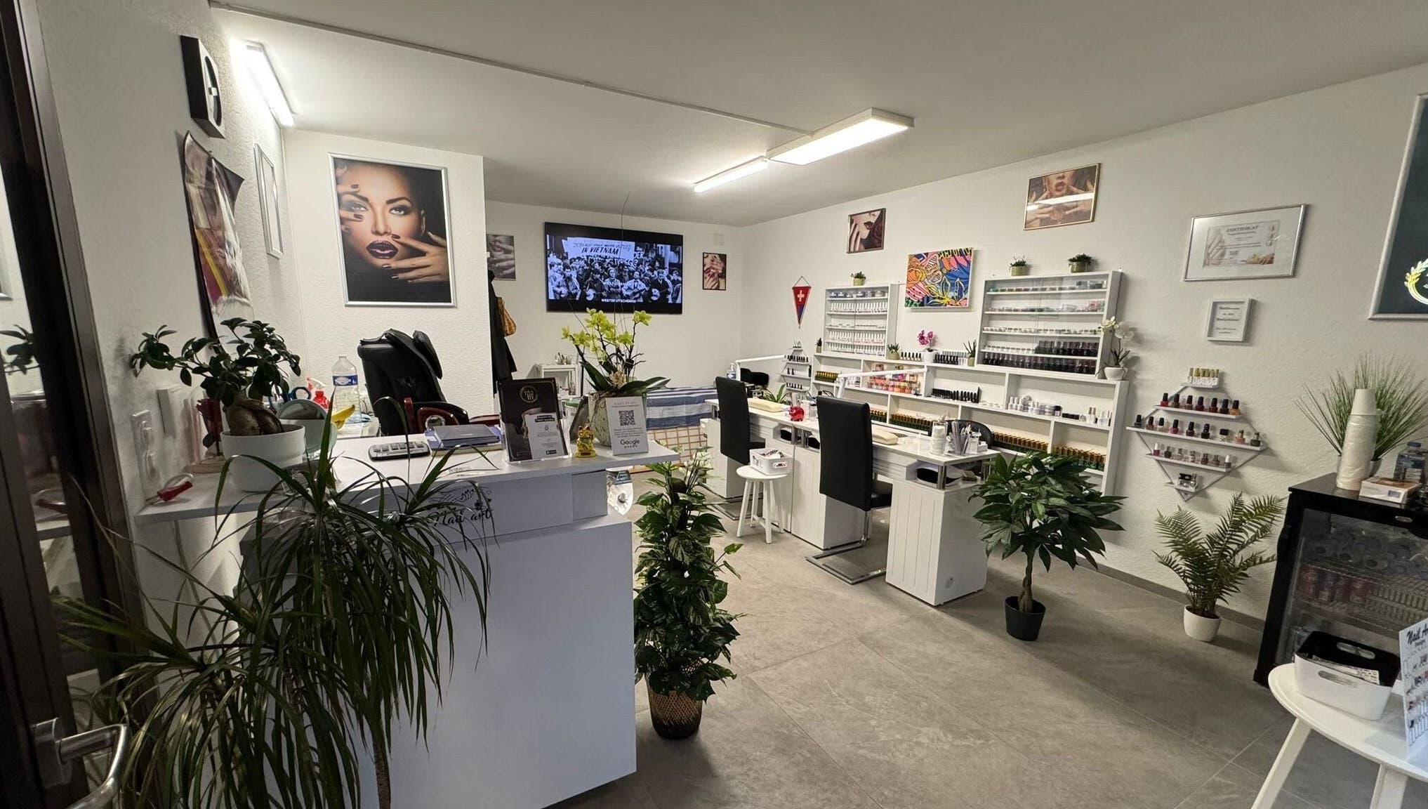 Nail by HV salon at Basel, Basel-stadt, CH features modern decor with plants and professional nail care stations.