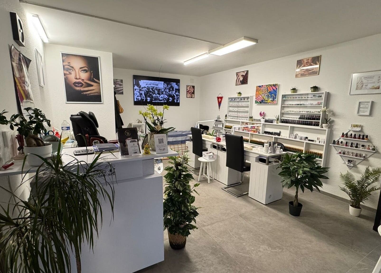 Nail by HV salon at Basel, Basel-stadt, CH features modern decor with plants and professional nail care stations.