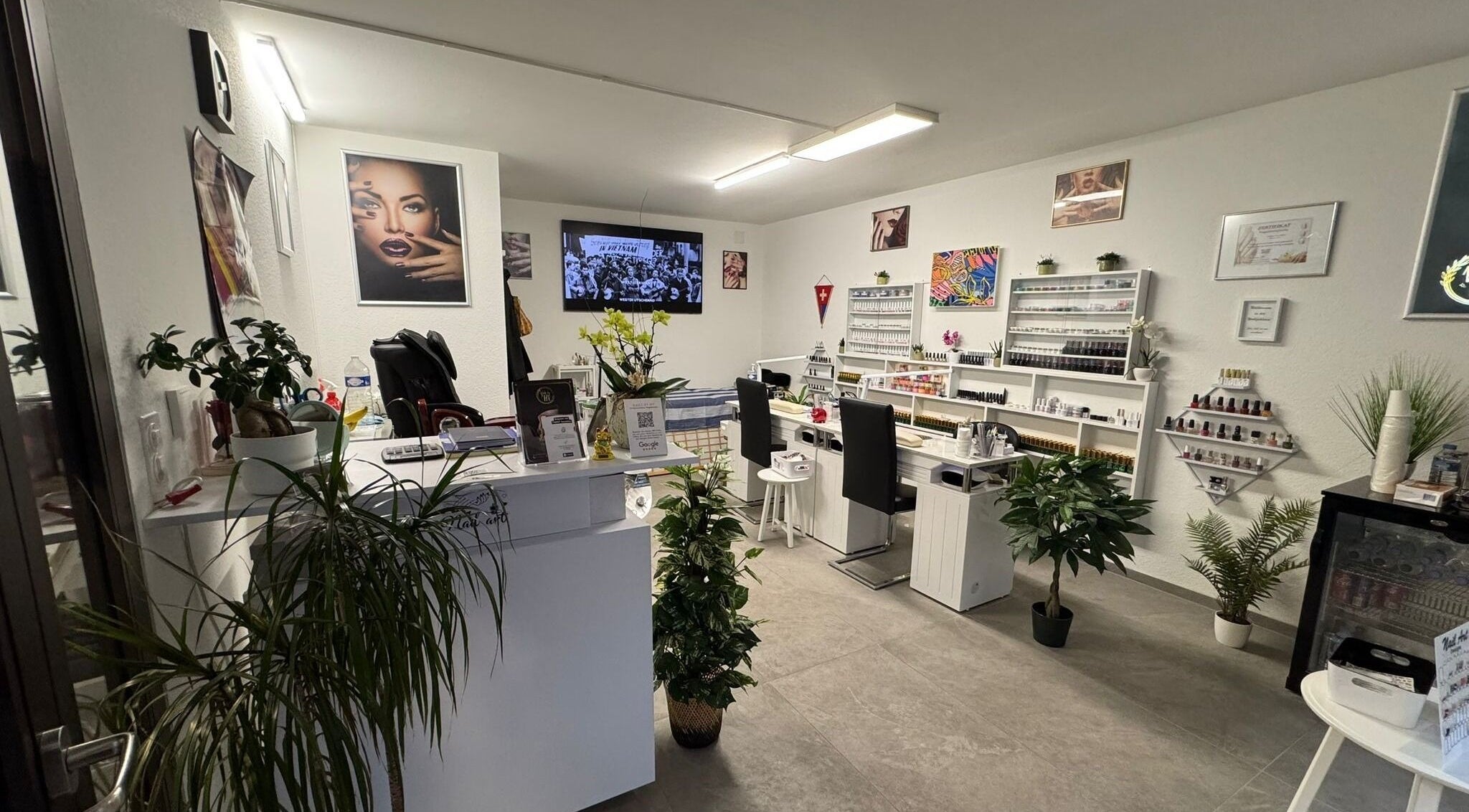 Nail by HV salon at Basel, Basel-stadt, CH features modern decor with plants and professional nail care stations.