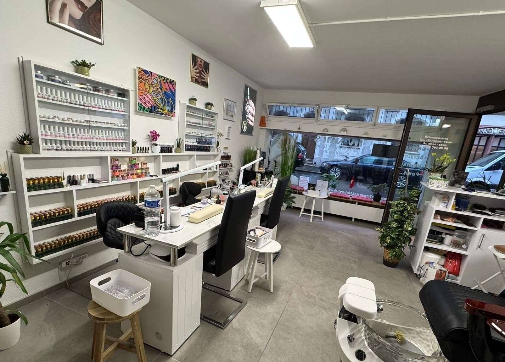 Nội thất hiện đại của Nail by HV, Basel, Basel-stadt, CH với ghế làm móng và kệ sơn sáng tạo.