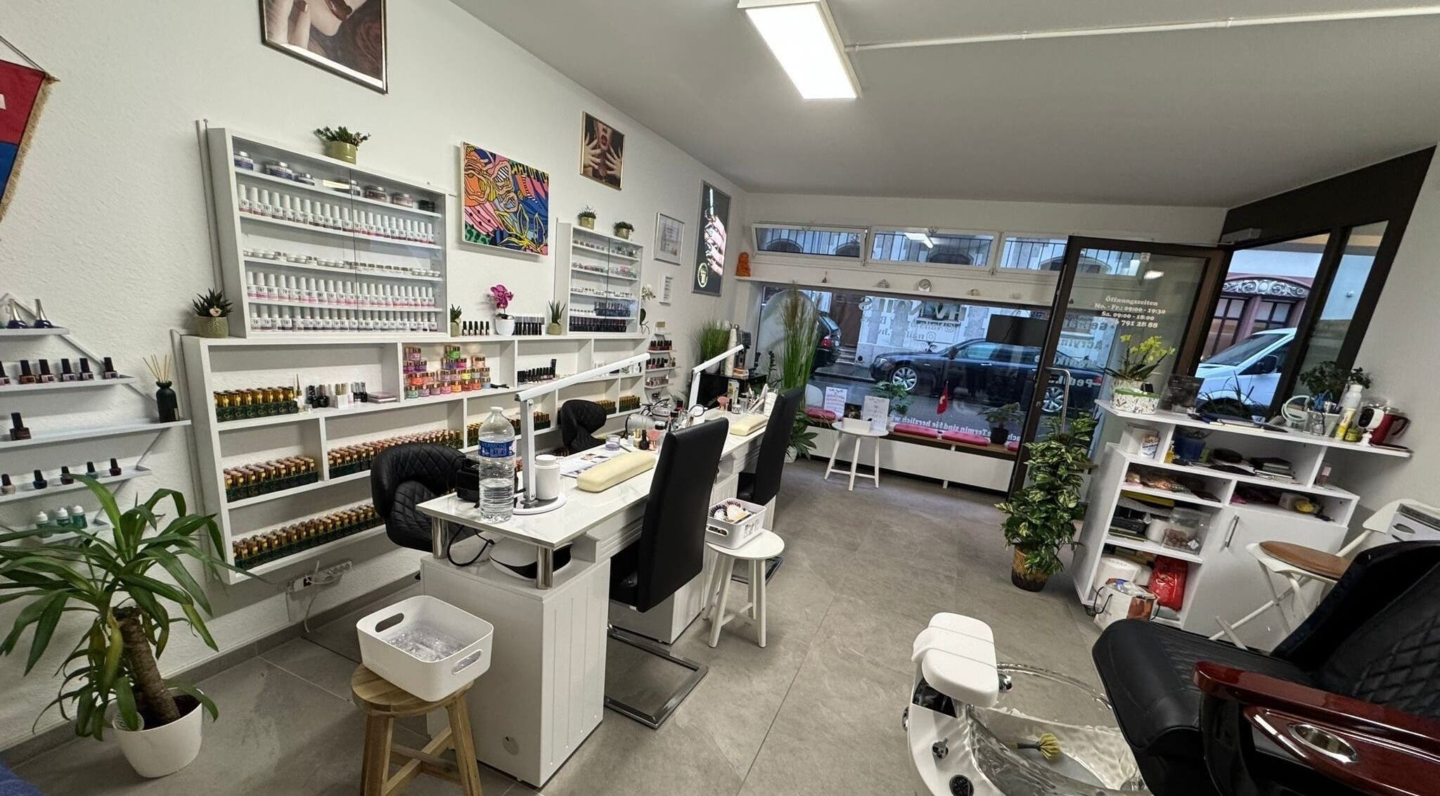 Nội thất hiện đại của Nail by HV, Basel, Basel-stadt, CH với ghế làm móng và kệ sơn sáng tạo.