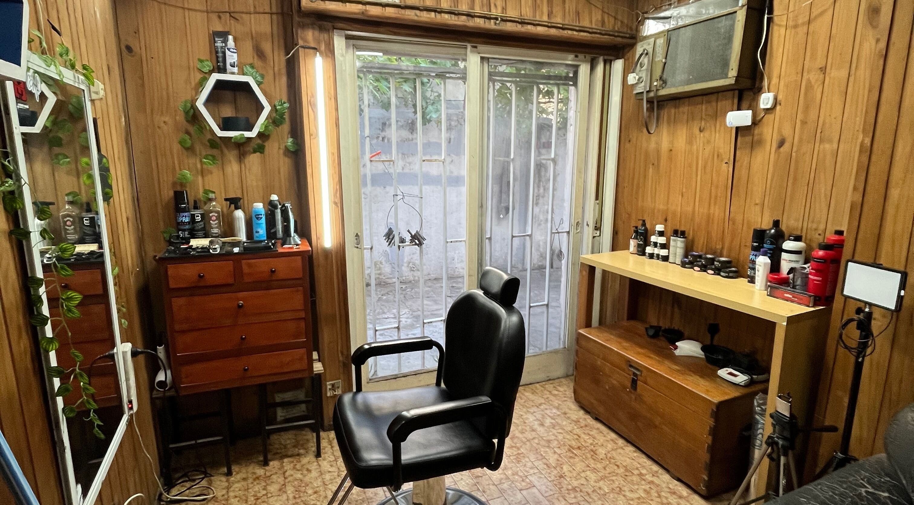 Interior de Galasso Barber Studio, Rosario, Santa Fe, AR. Silla de barbero y productos en exhibición.