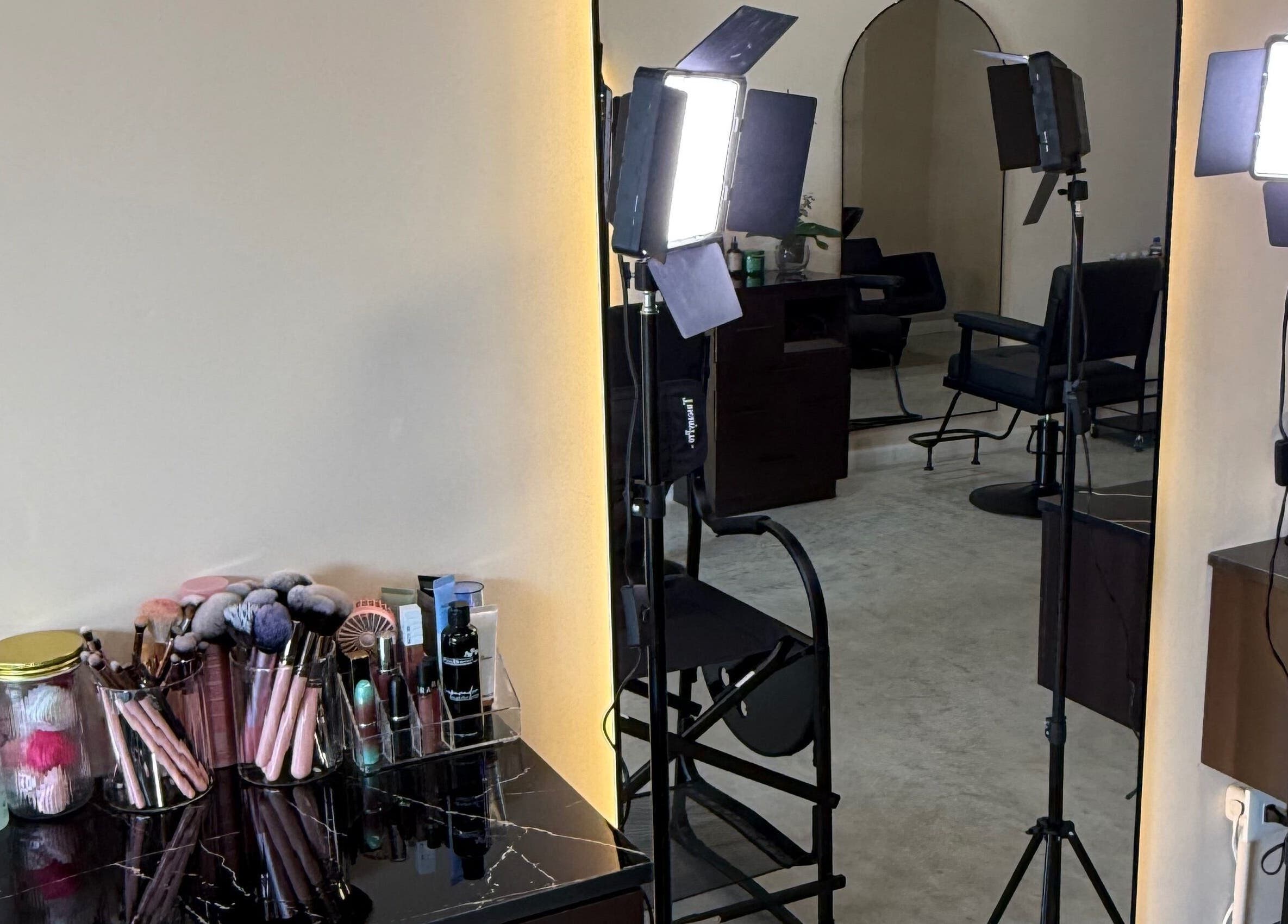 Tocador de maquillaje en Voilá Beauty, San Pedro Garza García, Nuevo León, MX, con pinceles y luces.