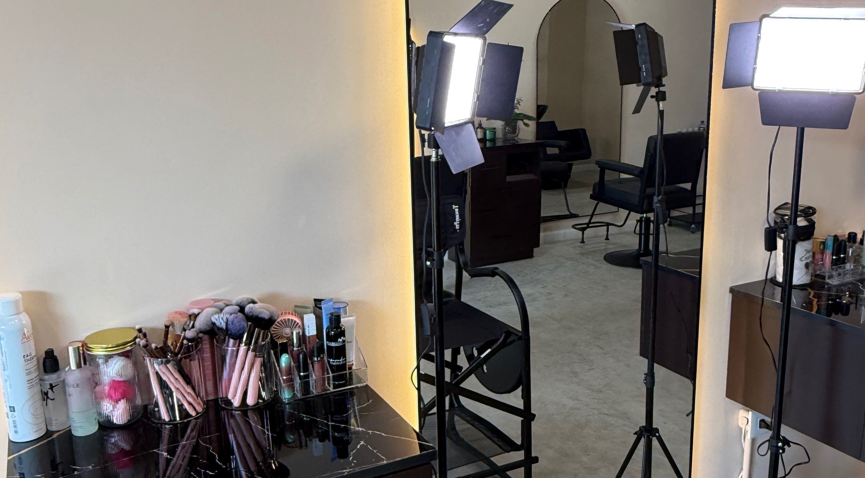 Tocador de maquillaje en Voilá Beauty, San Pedro Garza García, Nuevo León, MX, con pinceles y luces.