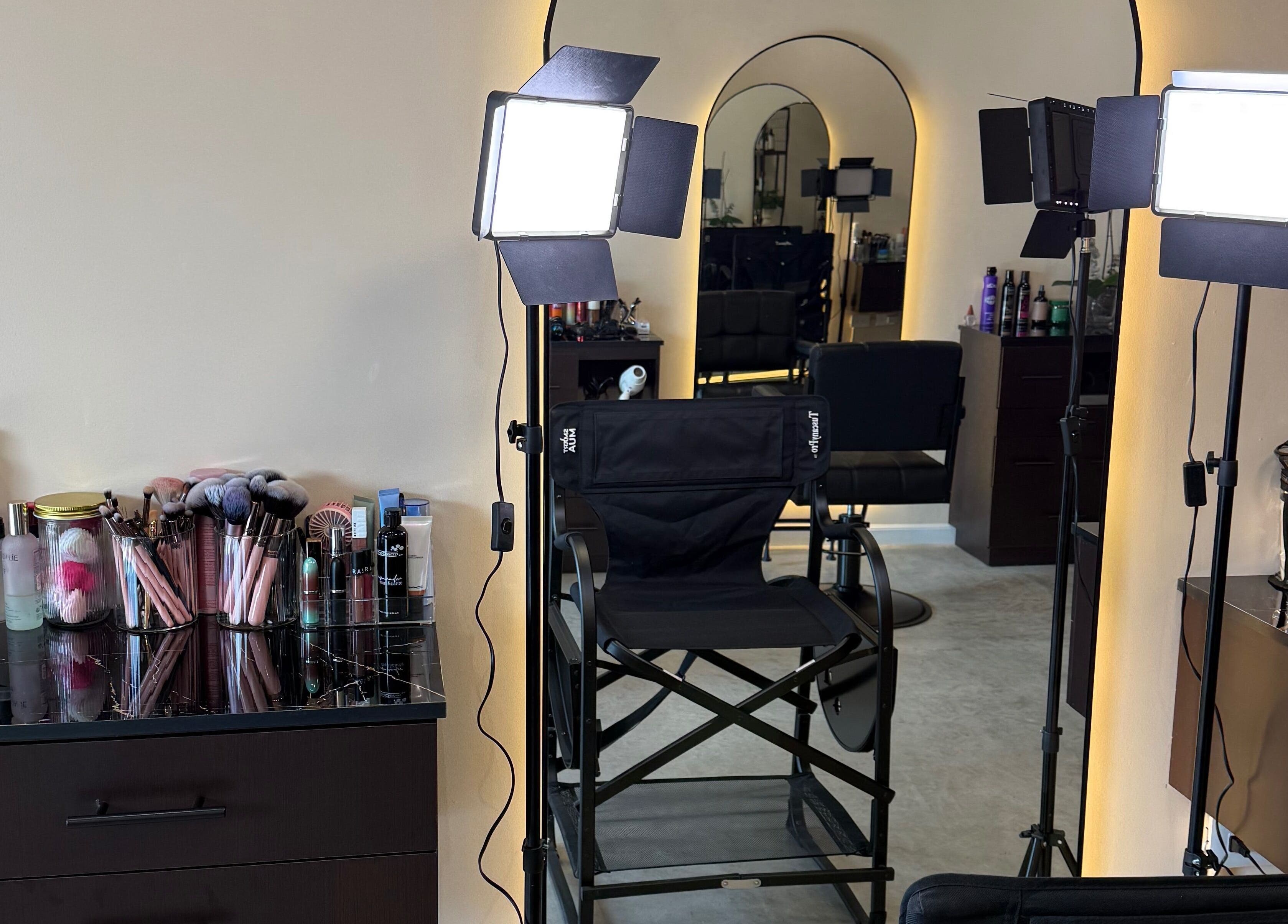 Espacio de maquillaje de Voilá Beauty en San Pedro Garza García, Nuevo León, MX, iluminado y lleno de productos.