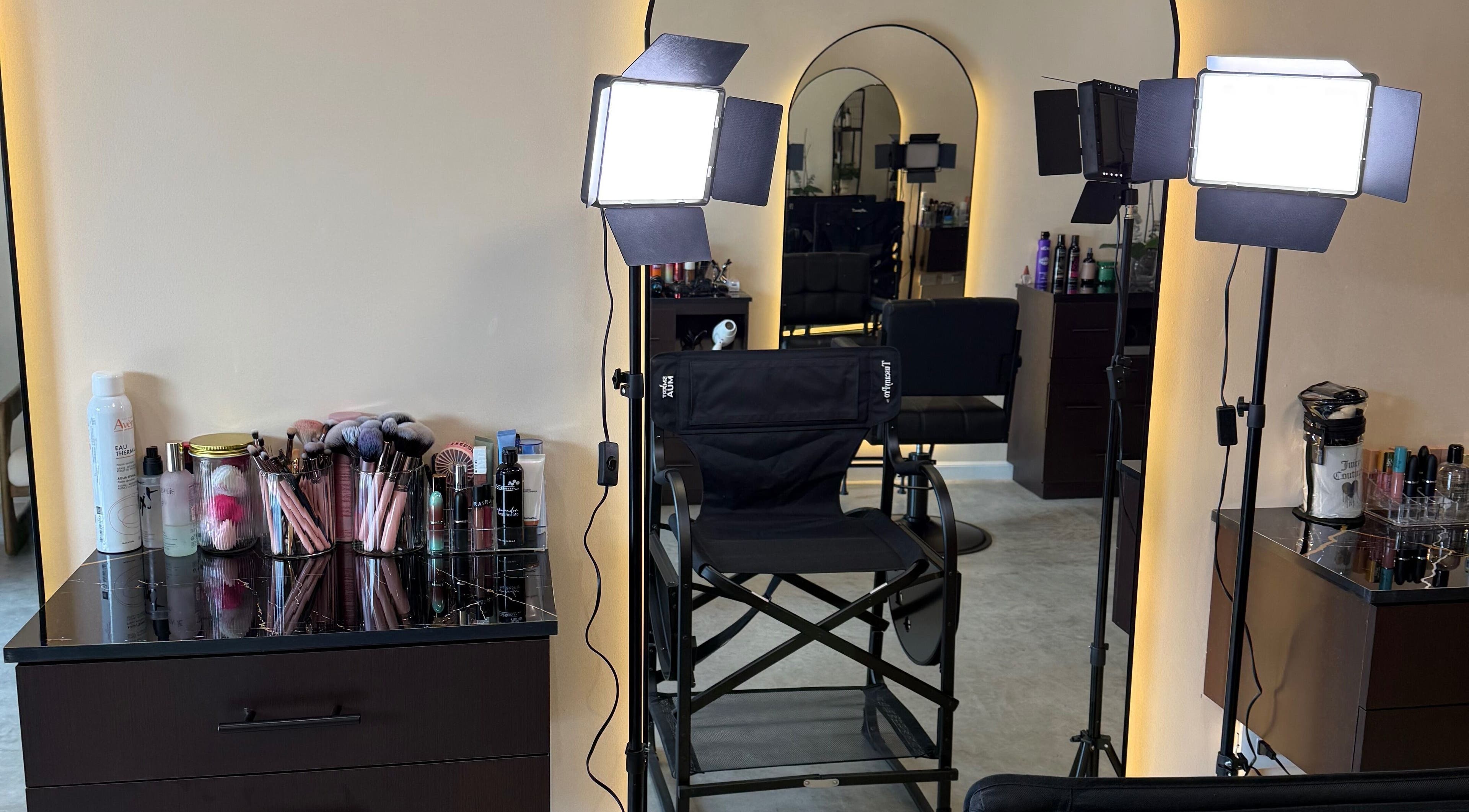 Espacio de maquillaje de Voilá Beauty en San Pedro Garza García, Nuevo León, MX, iluminado y lleno de productos.