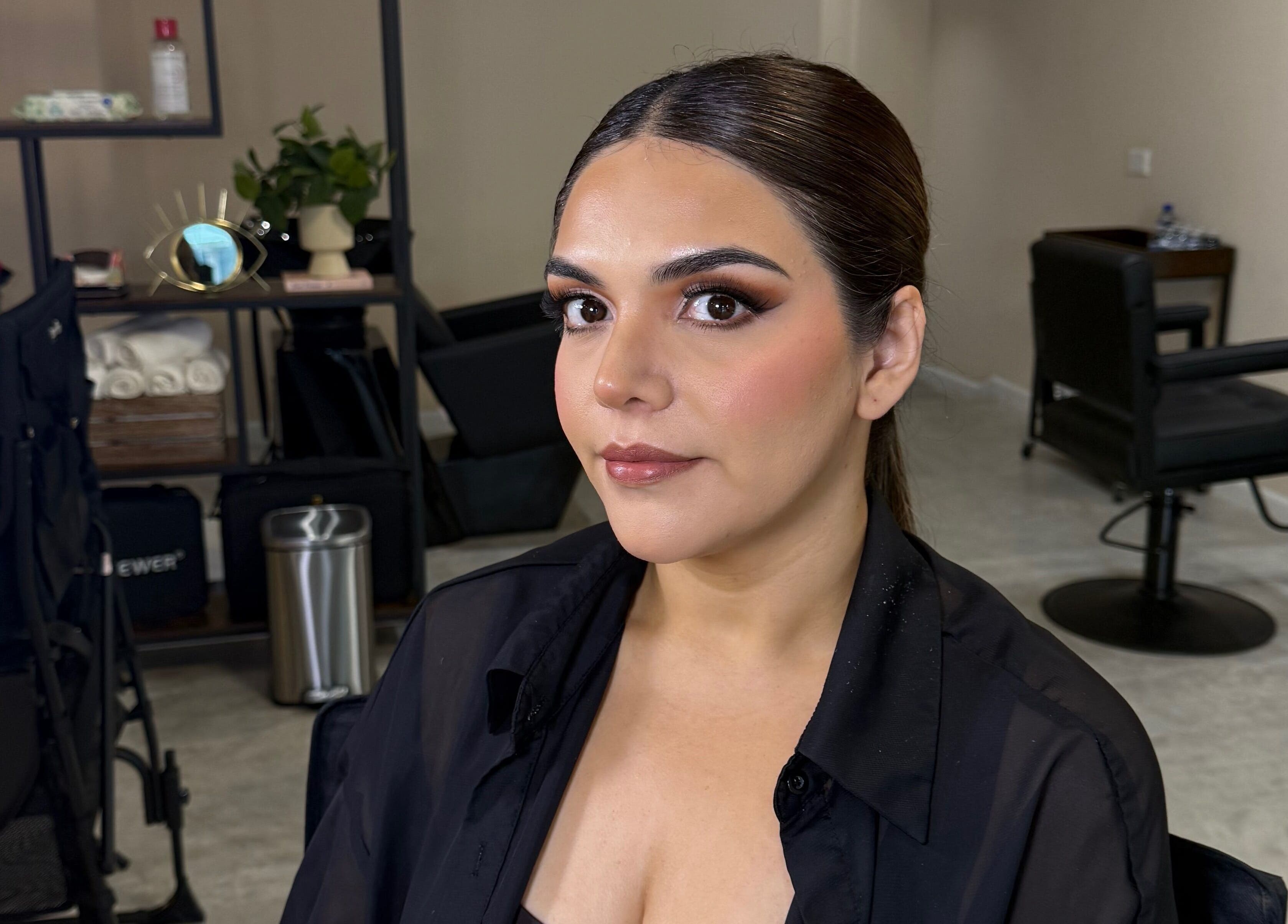 Mujer con maquillaje elegante en salón Voilá Beauty, San Pedro Garza García, Nuevo León, MX.