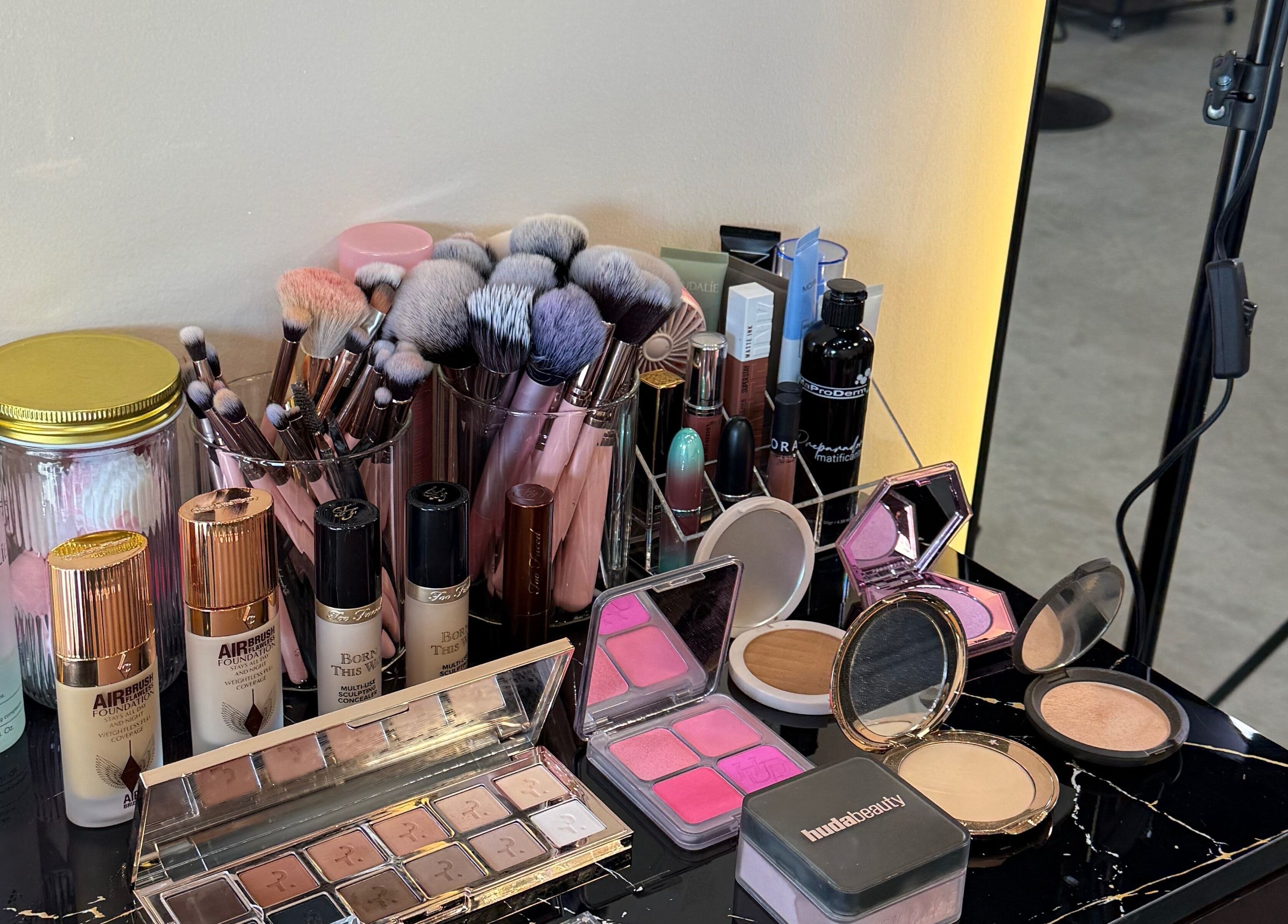 Maquillaje de lujo en Voilá Beauty, San Pedro Garza García, Nuevo León, MX. Descubre tu belleza única hoy.