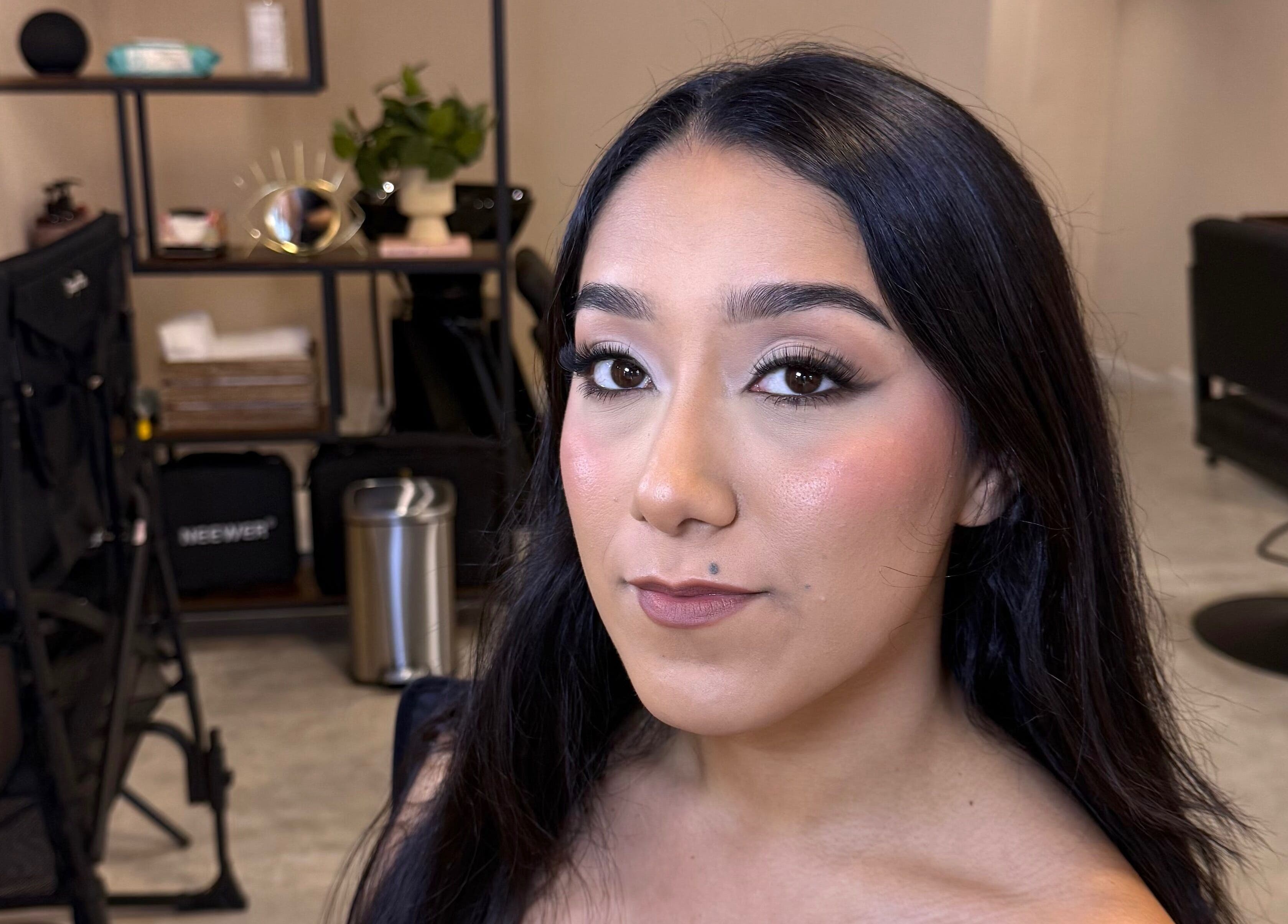 Mujer con maquillaje profesional en Voilá Beauty, San Pedro Garza García, Nuevo León, MX.