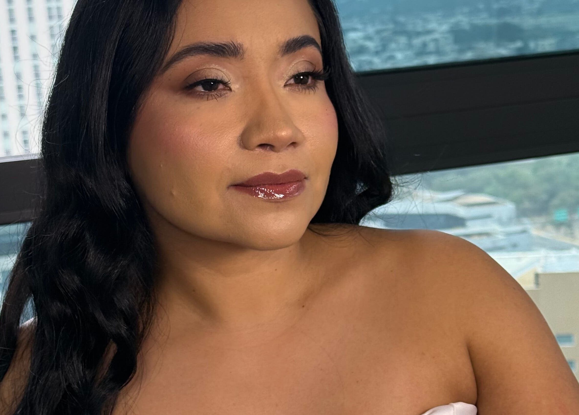 Mujer con maquillaje elegante en Voilá Beauty, San Pedro Garza García, Nuevo León, MX.